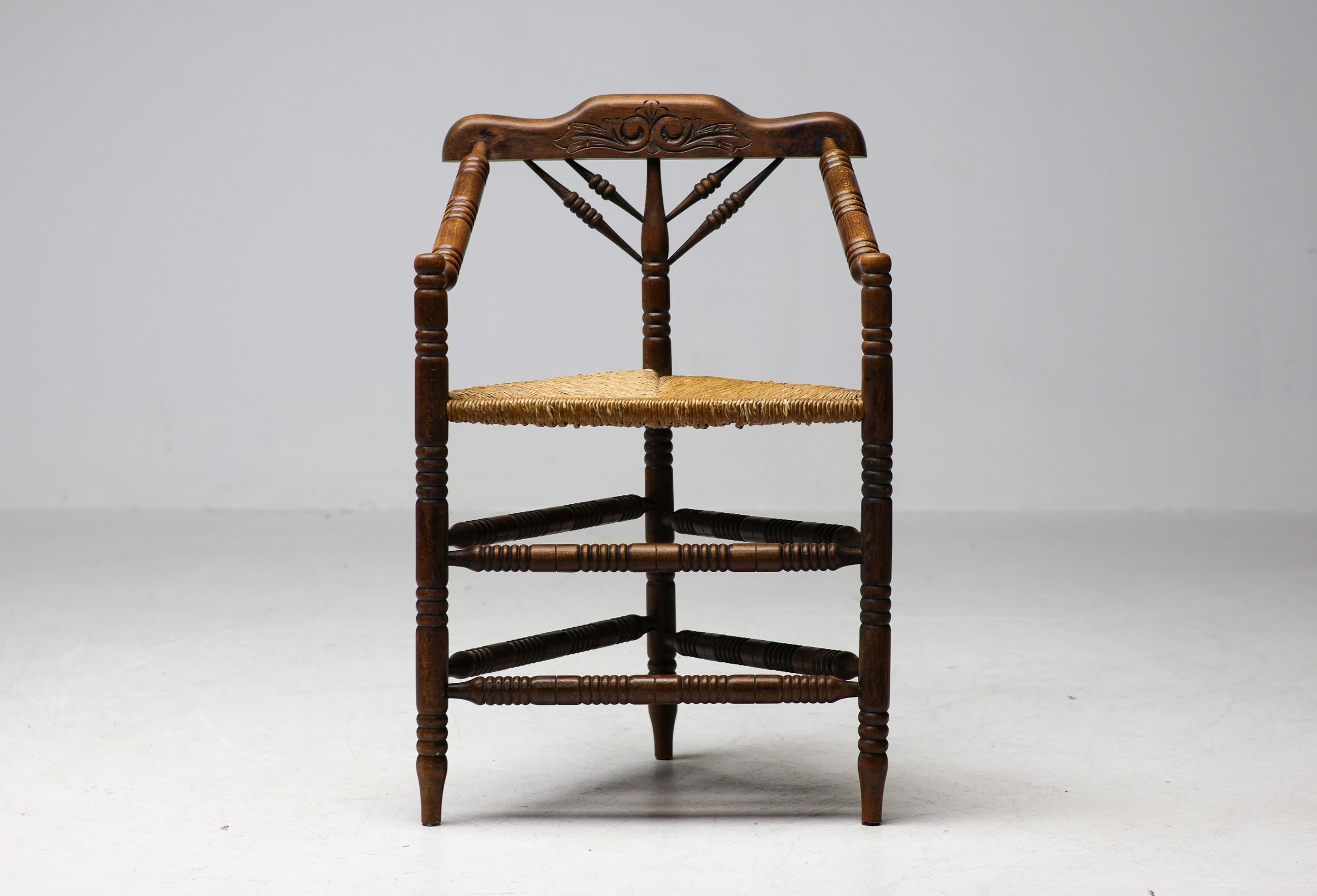 Silla de madera antigua de mediados del siglo XIX con asiento de junco Holandés en venta