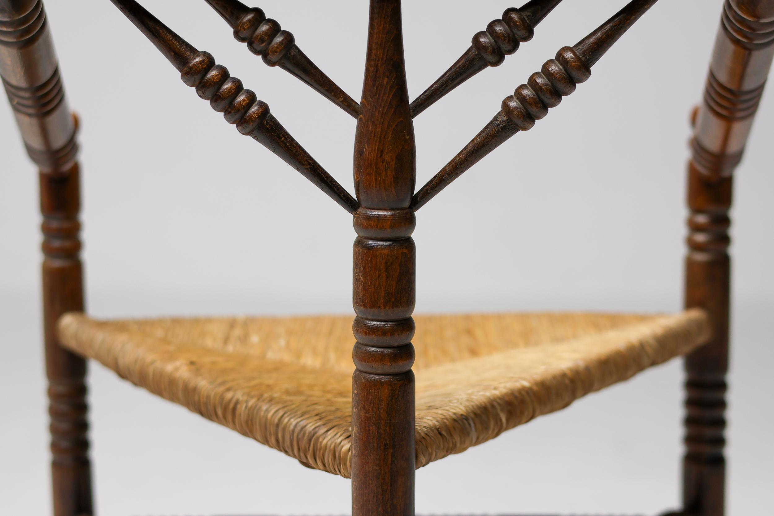 Silla de madera antigua de mediados del siglo XIX con asiento de junco en Bueno estado para la venta en Dronten, NL