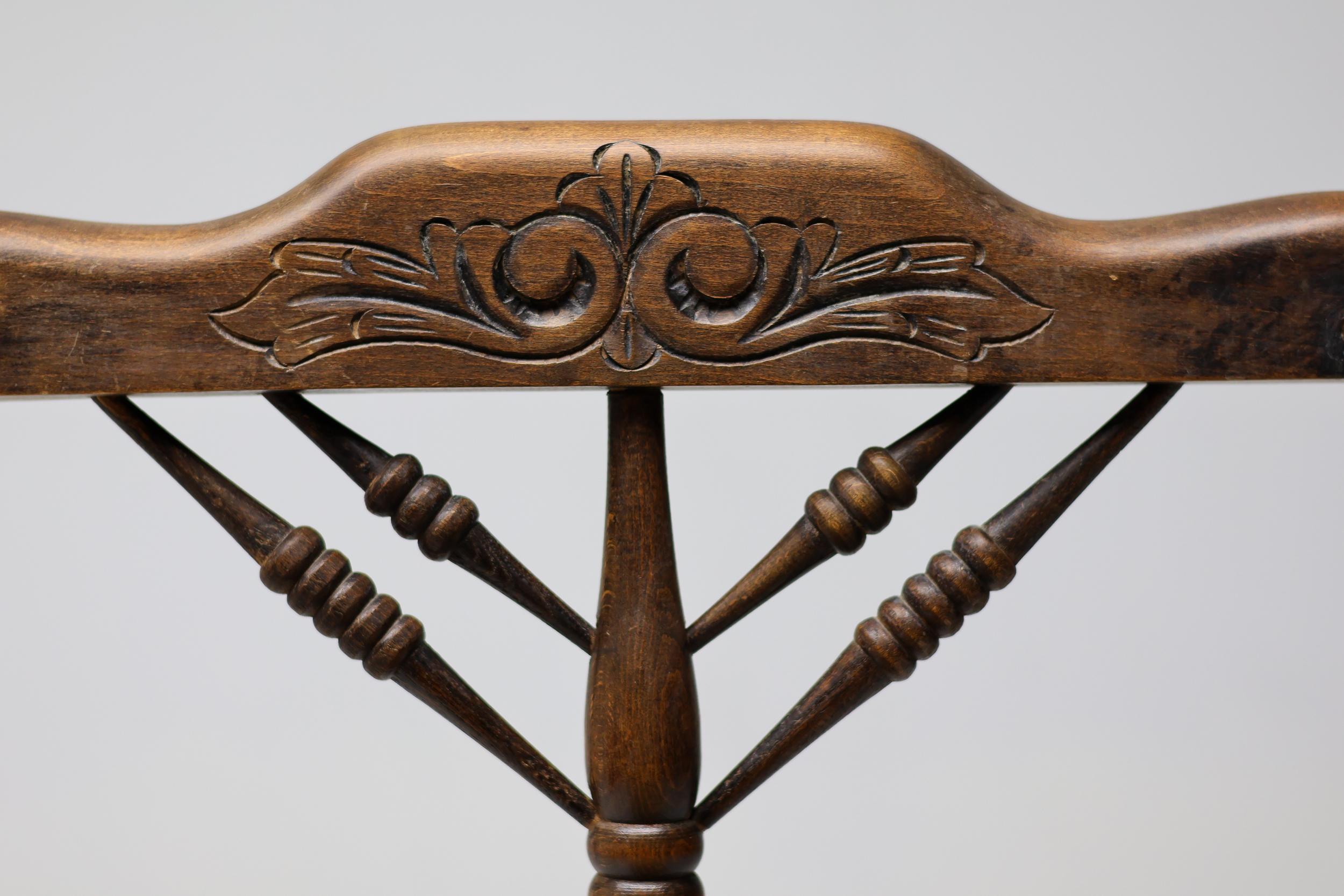 Silla de madera antigua de mediados del siglo XIX con asiento de junco en venta 1