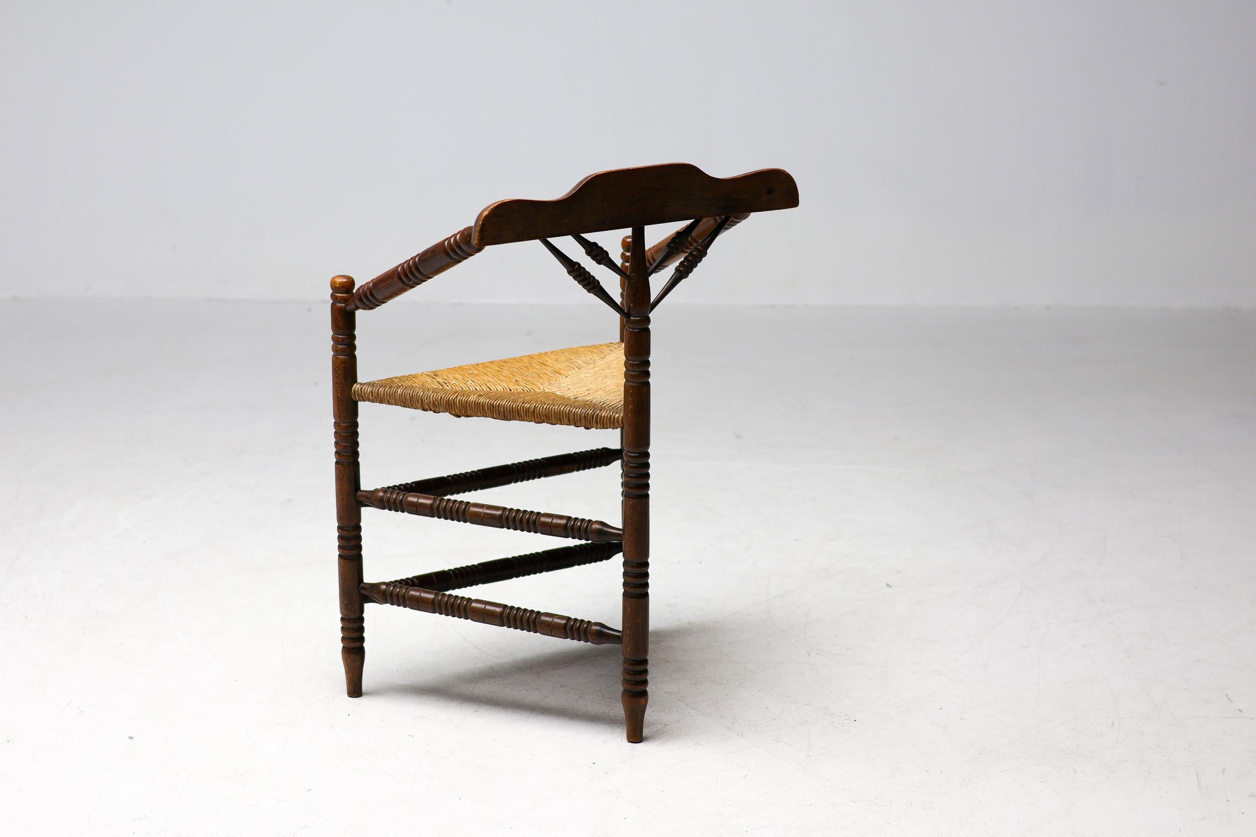 Silla de madera antigua de mediados del siglo XIX con asiento de junco en venta 2