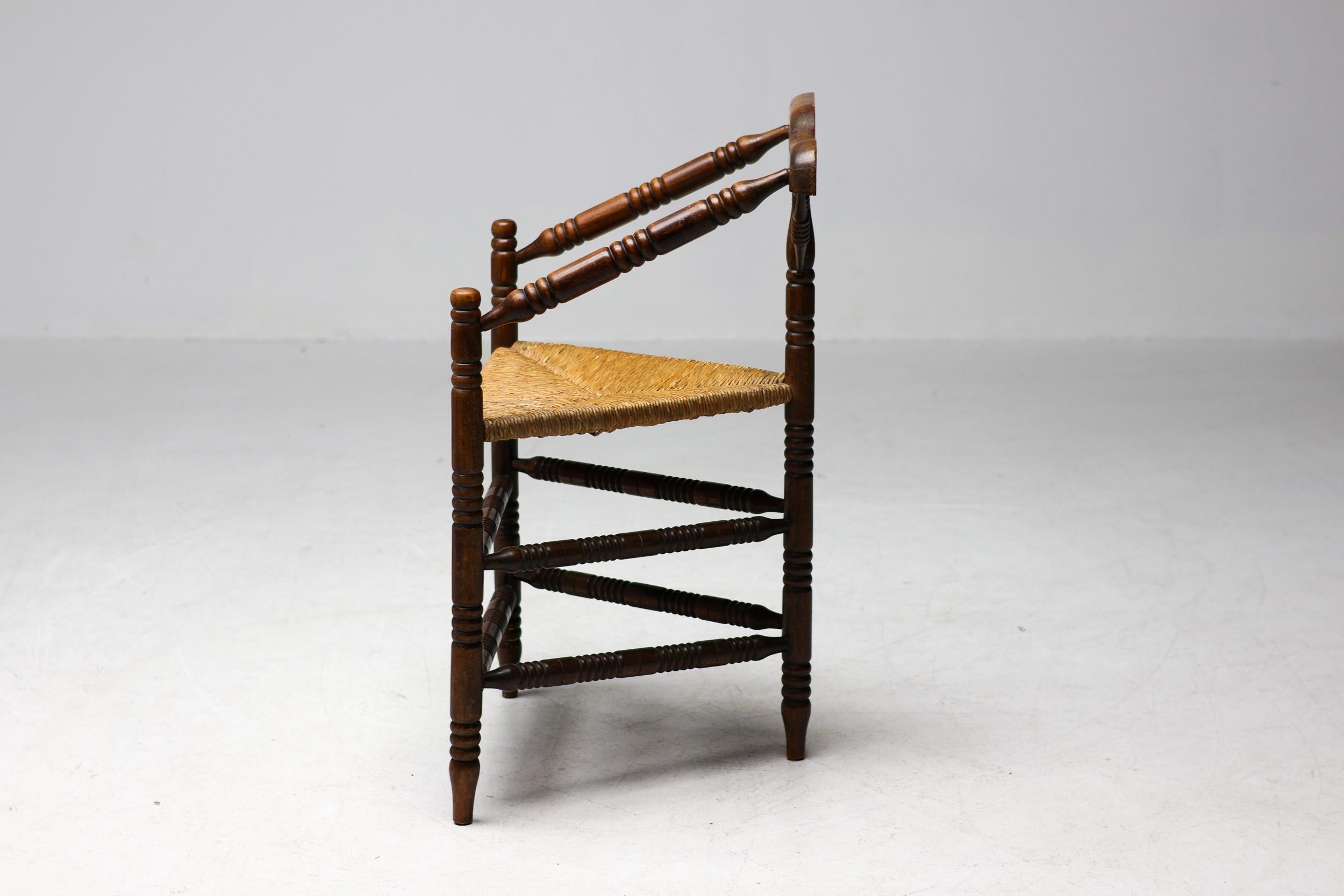 Silla de madera antigua de mediados del siglo XIX con asiento de junco en venta 4