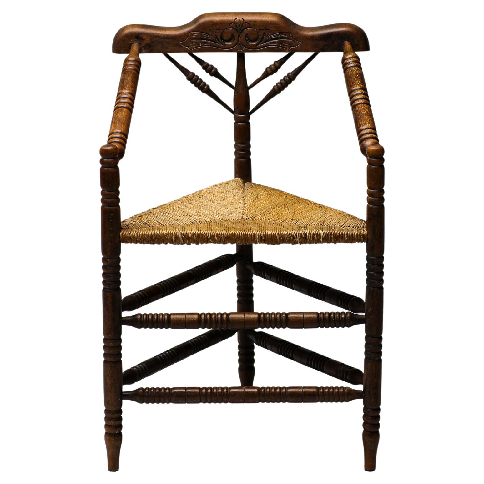 Silla de madera antigua de mediados del siglo XIX con asiento de junco