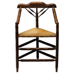Silla de madera antigua de mediados del siglo XIX con asiento de junco