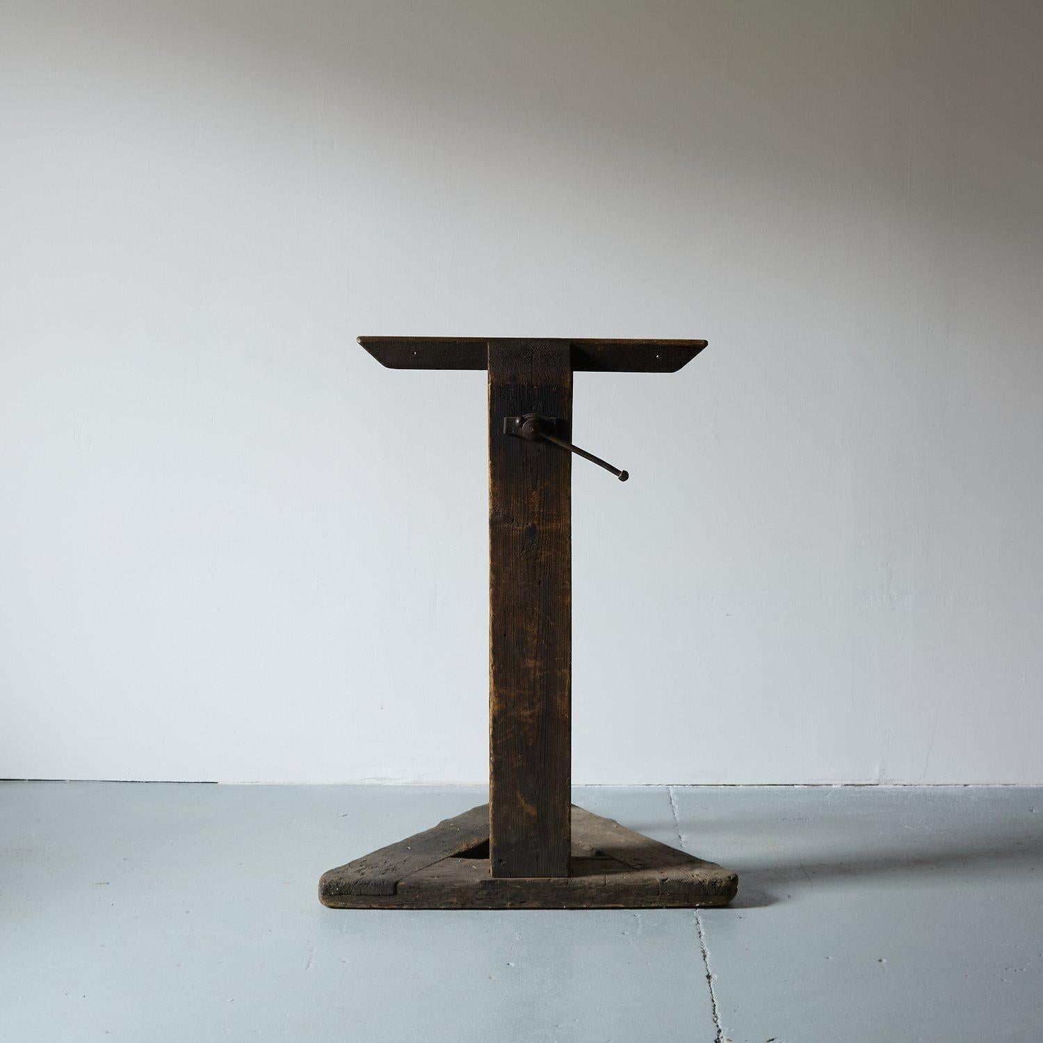 Mid 19th Century framing clamp, now repurposed for display.

Used during the application of canvas to stretcher and frame to painting.

Constructed from oak and pitch pine, an adjustable screw vice holds things in place.

Very sculptural, useful