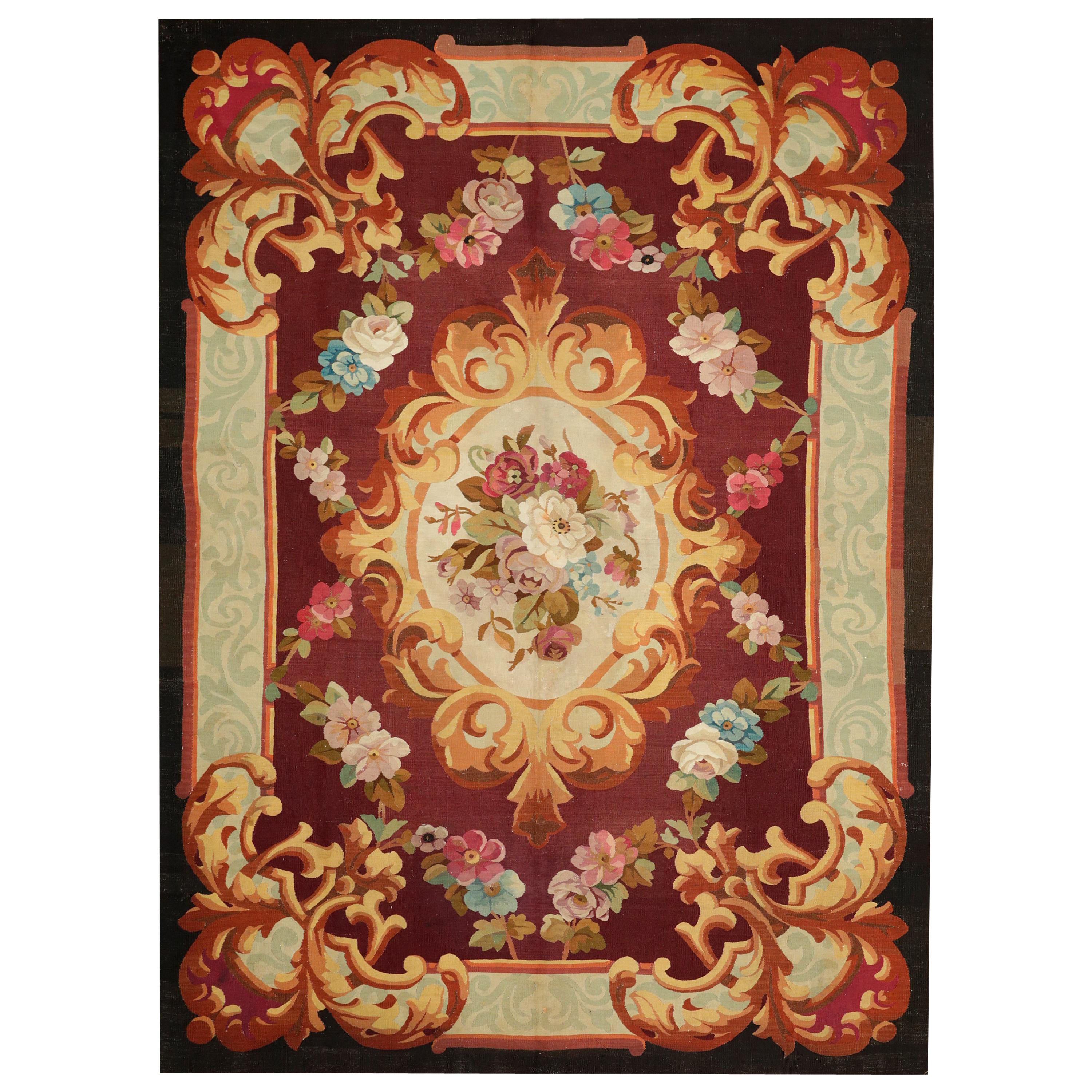 Tapis d'Aubusson ancien tissé à la main du milieu du XIXe siècle, rouge avec fleurs en vente