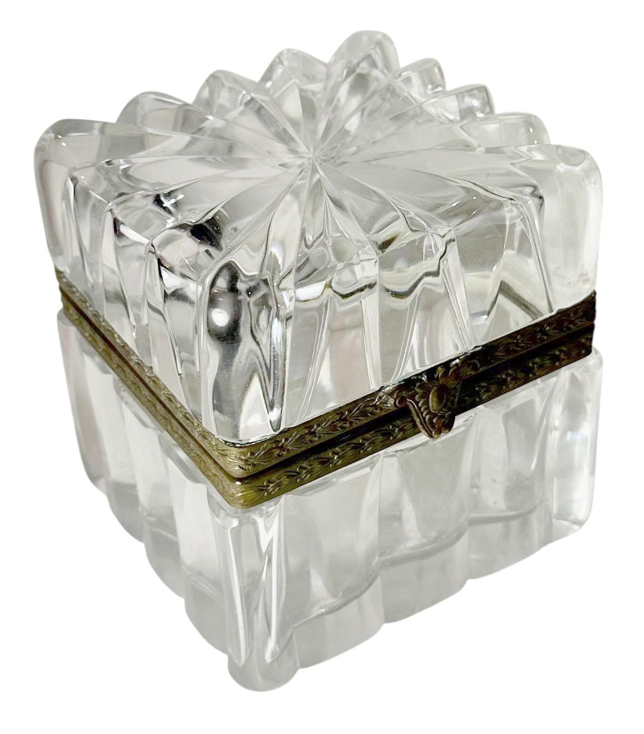 Un'eccezionale scatola di cristallo Baccarat della metà del XIX secolo, di origine francese e probabilmente risalente agli anni 1850-1860. Il cristallo è splendidamente tagliato e modellato, mostrando la raffinata maestria per cui Baccarat è