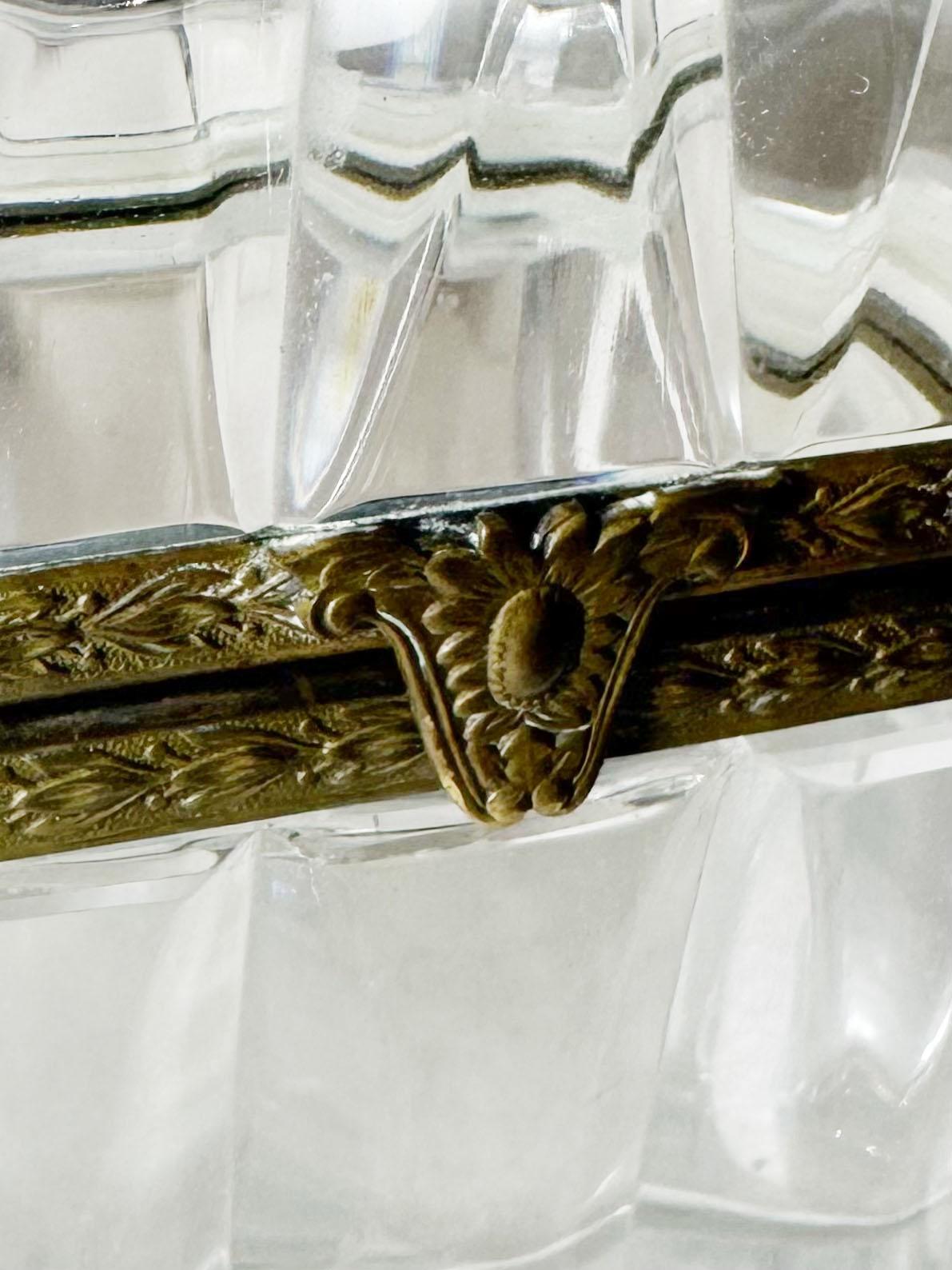 Francese Scatola di cristallo Baccarat della metà del XIX secolo con montature in bronzo in vendita