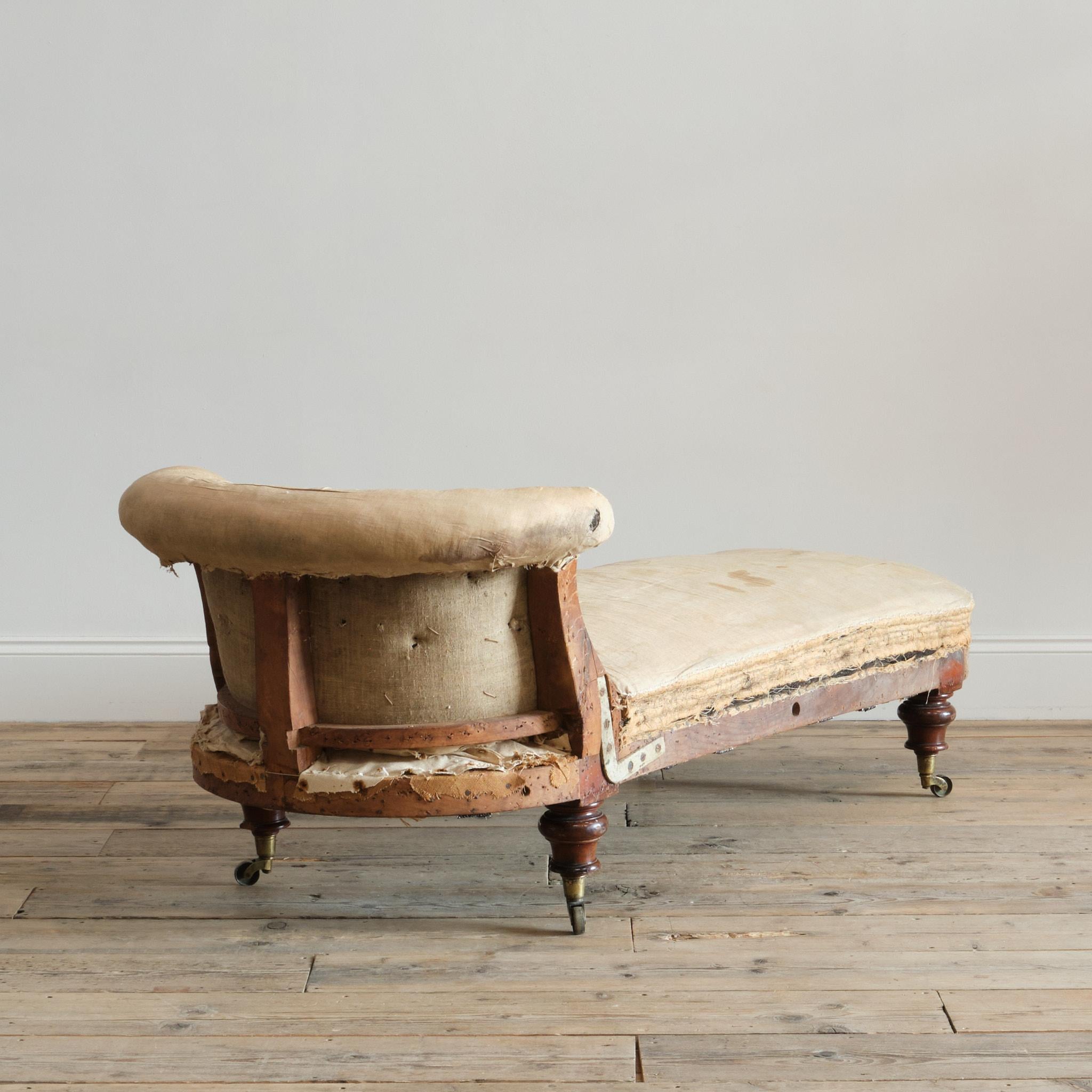 A good quality mid 19th century tub back daybed of large and particularly wide country house proportions.

Raised on 4 thick turned legs with Cope & Collinson brass casters.

Structurally in good order with later added iron bracket supports.

For
