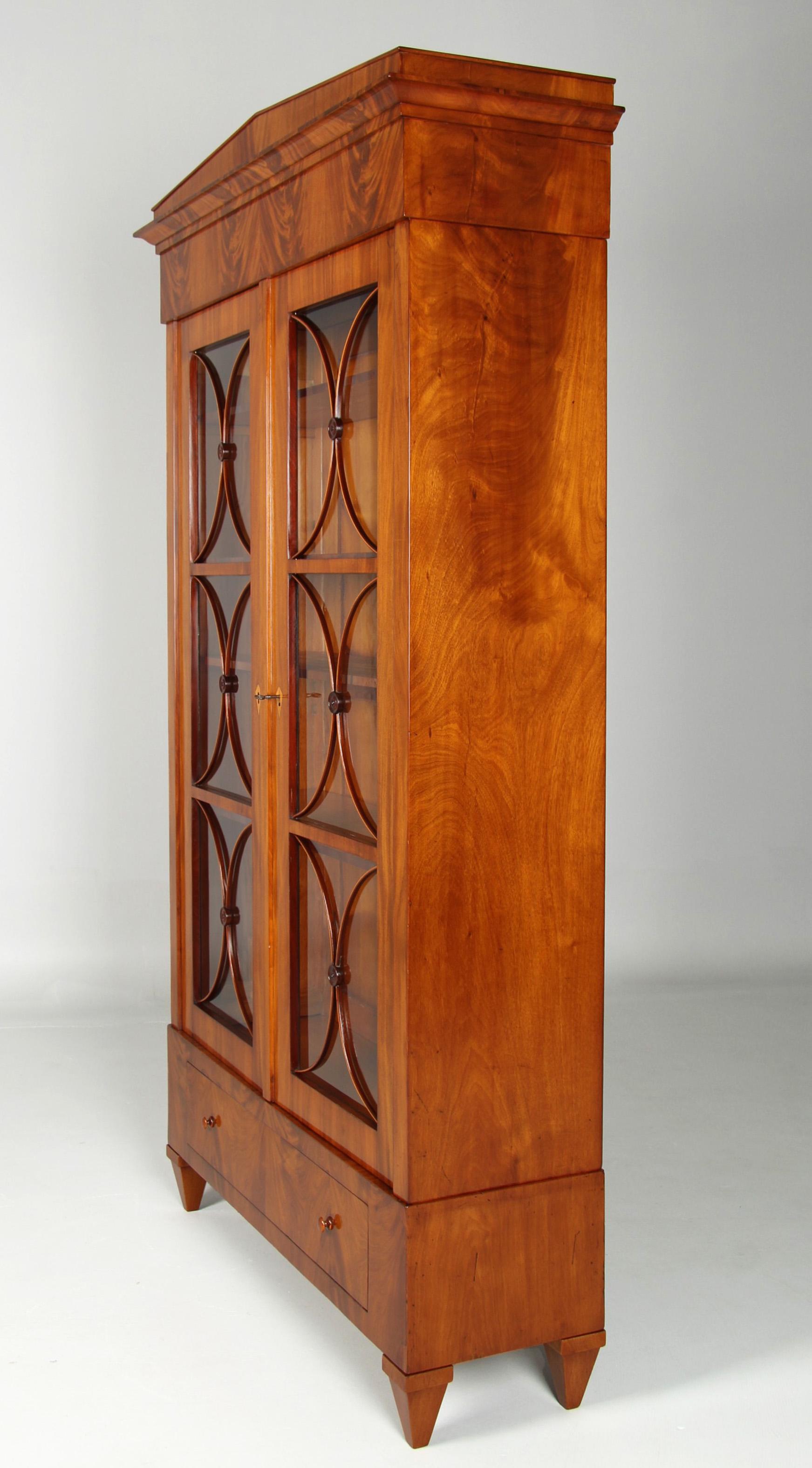 Biedermeier-Bücherregal, Vitrinenschrank, Mahagoni gebleichter Mahagoni, Mitte des 19. Jahrhunderts im Angebot 9