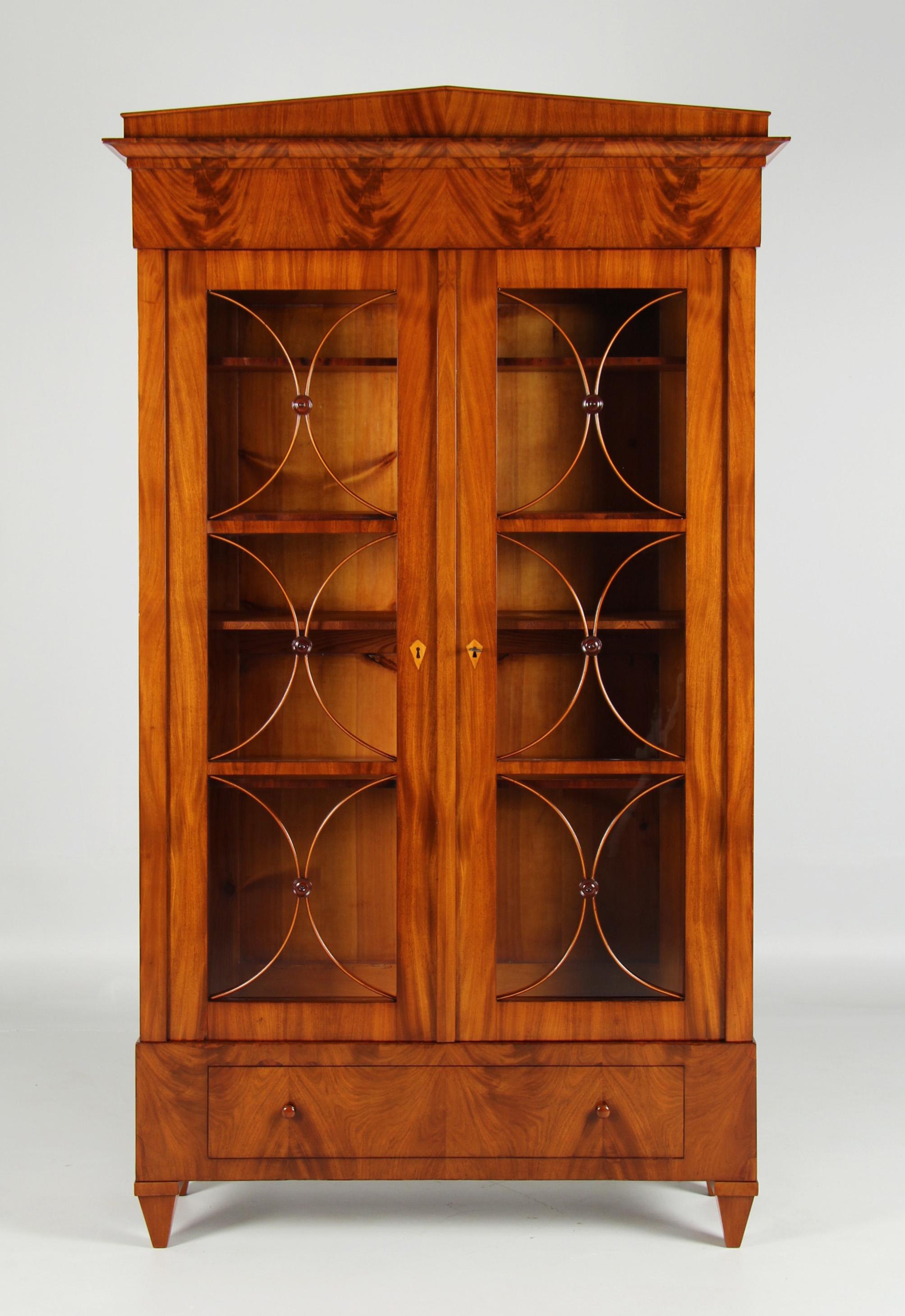 Biedermeier Bücherschrank oder Vitrine

Norddeutschland
Mahagoni
1. Hälfte des 19. Jahrhunderts

Abmessungen: H x B x T: 210 x 118 x 38 cm

Beschreibung:
Schöner Bücherschrank aus dem norddeutschen Biedermeier. 
Auf spitzen Füßen stehender Sockel