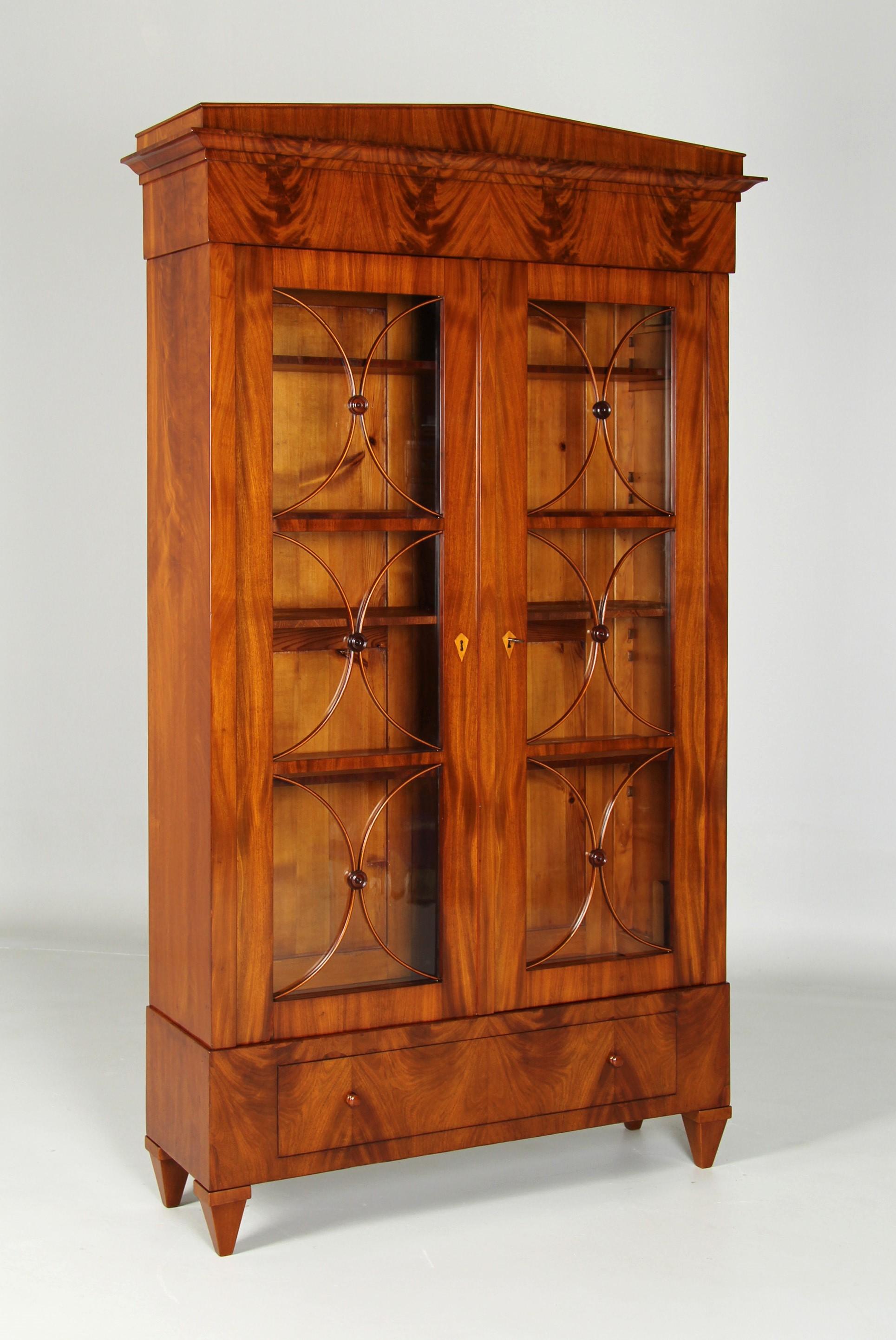 Biedermeier-Bücherregal, Vitrinenschrank, Mahagoni gebleichter Mahagoni, Mitte des 19. Jahrhunderts (Deutsch) im Angebot
