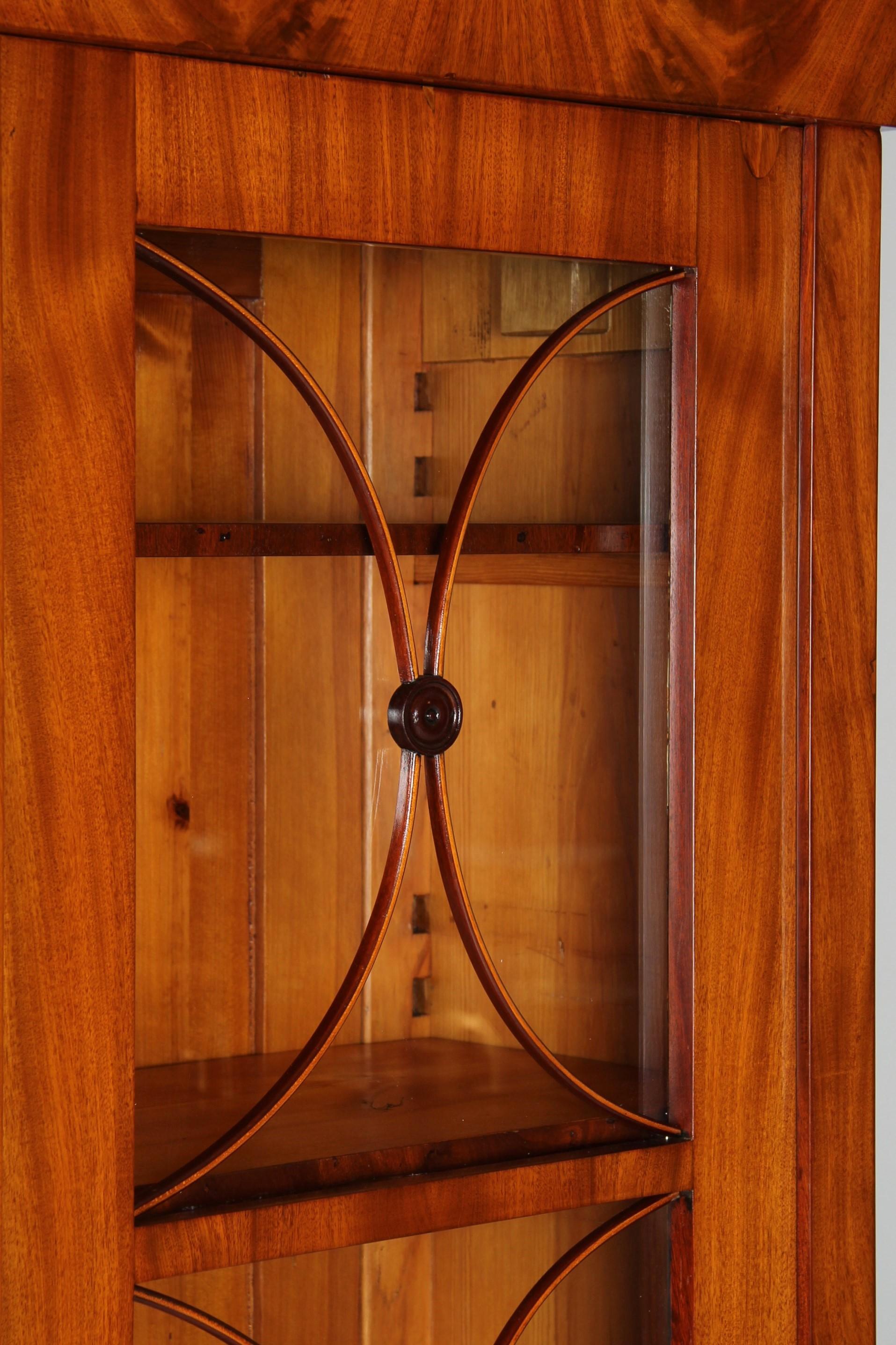 Biedermeier-Bücherregal, Vitrinenschrank, Mahagoni gebleichter Mahagoni, Mitte des 19. Jahrhunderts im Zustand „Hervorragend“ im Angebot in Greven, DE