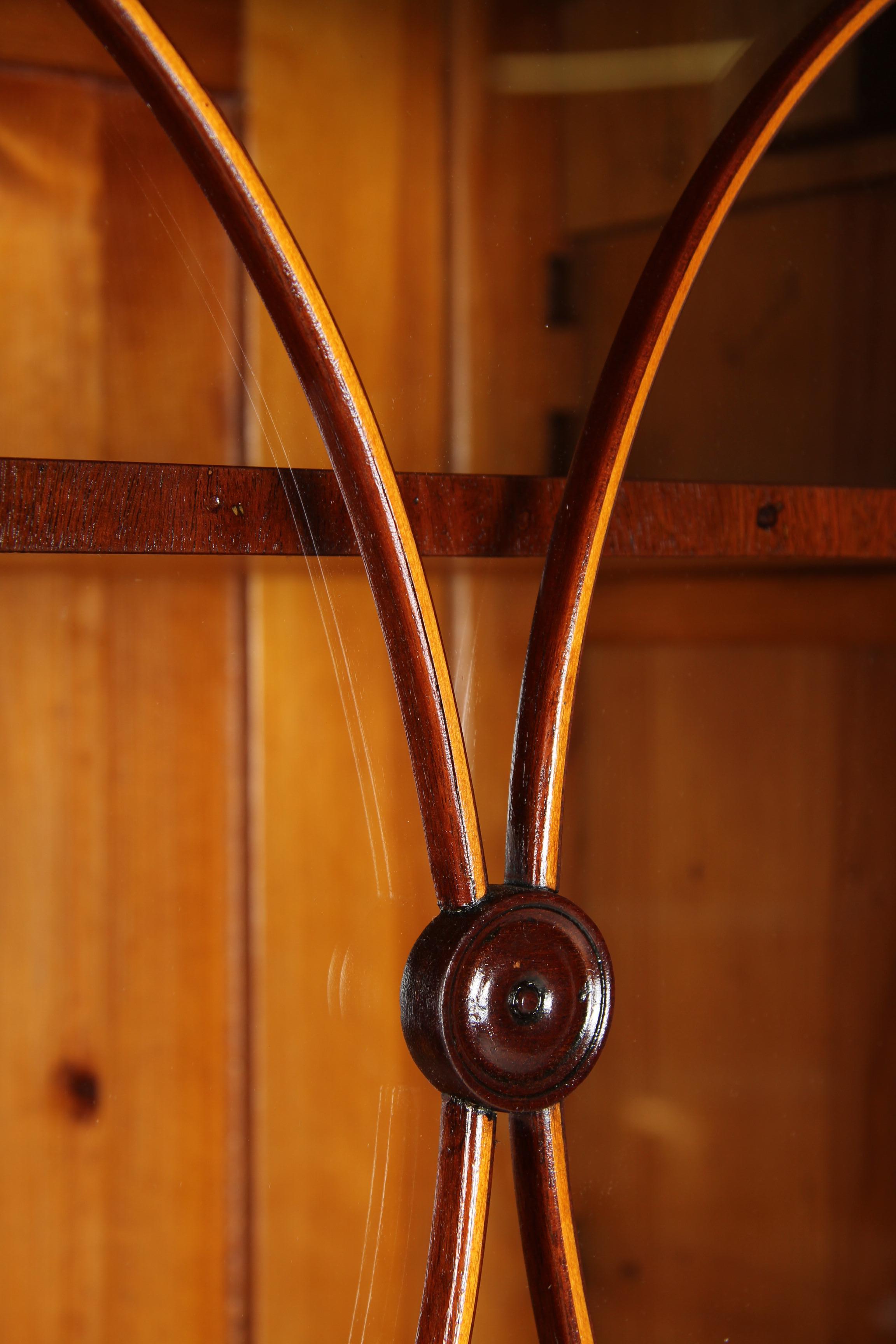 Biedermeier-Bücherregal, Vitrinenschrank, Mahagoni gebleichter Mahagoni, Mitte des 19. Jahrhunderts im Angebot 1
