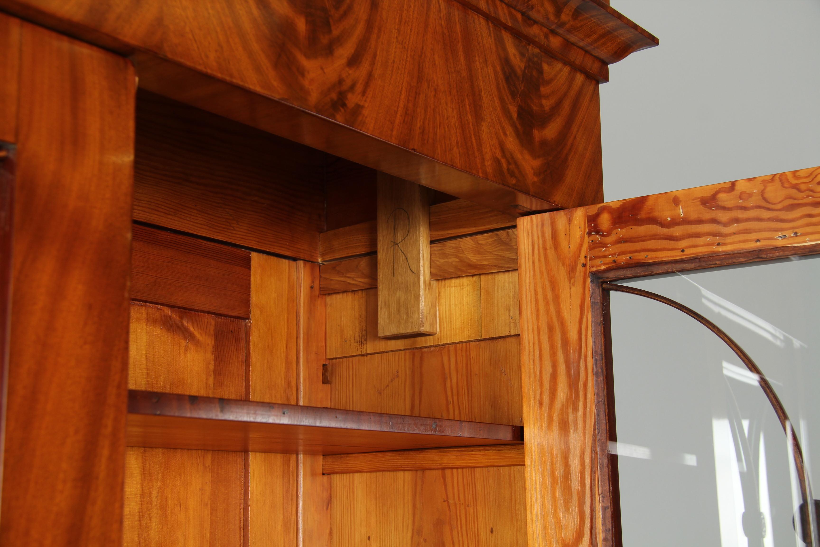 Biedermeier-Bücherregal, Vitrinenschrank, Mahagoni gebleichter Mahagoni, Mitte des 19. Jahrhunderts im Angebot 3