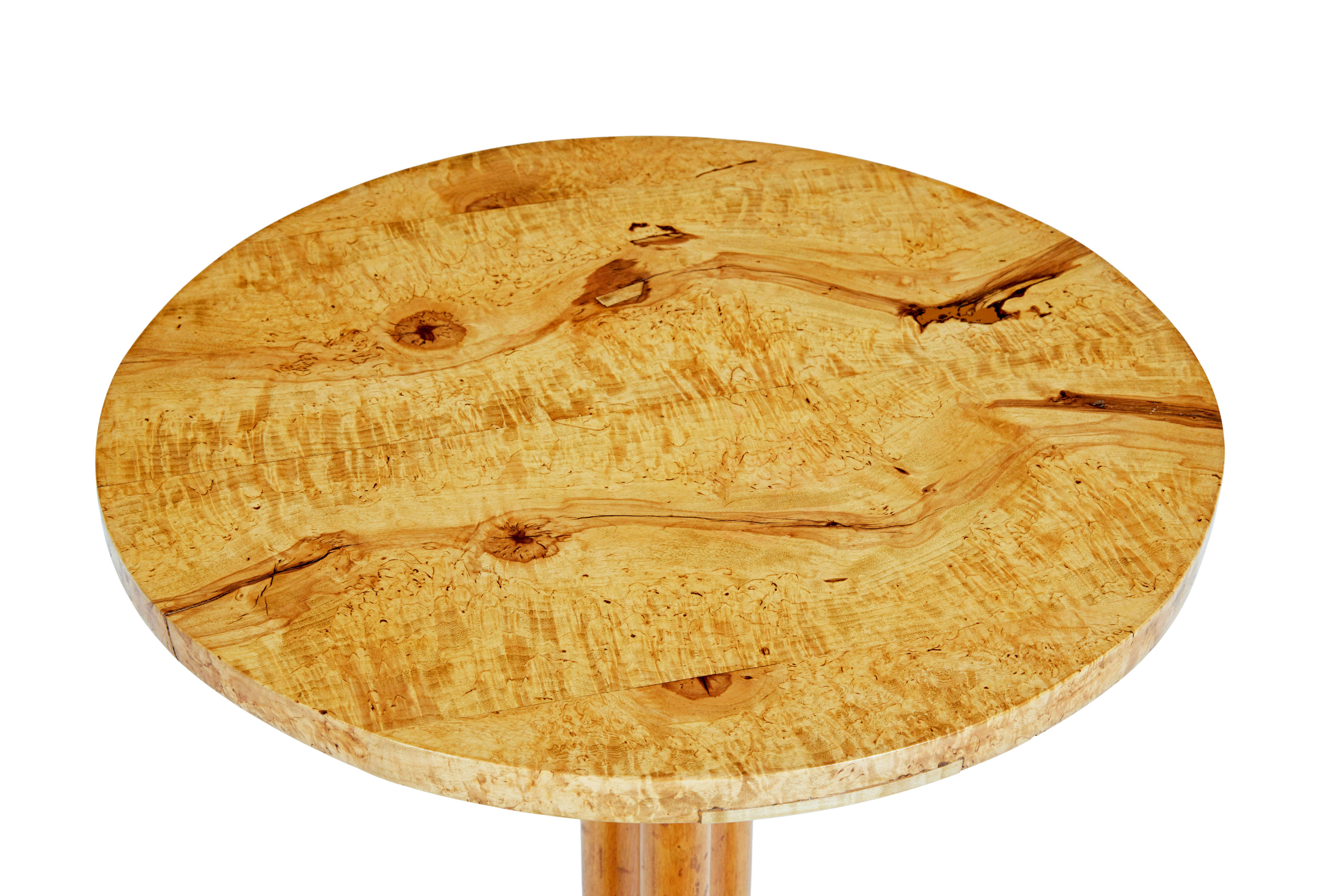 Table d'appoint en racine de bouleau du milieu du 19e siècle, vers 1860.

Table de bonne qualité en bouleau suédois, plateau circulaire en loupe de bouleau massif, reposant sur des pieds en forme de tige et de volute.

Riche couleur dorée.

Le