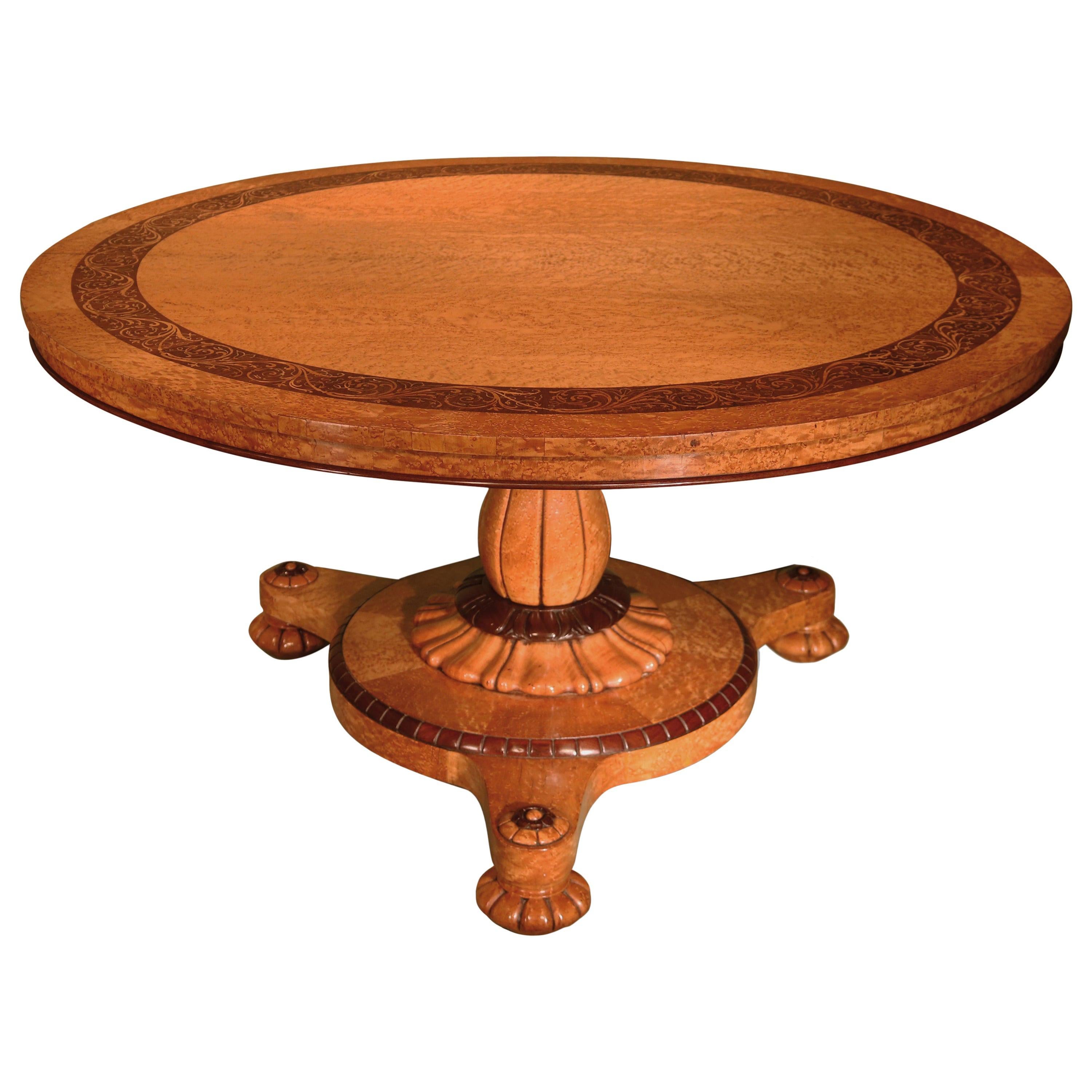 Table centrale en érable piqué du milieu du XIXe siècle sur pieds en forme de chignon
