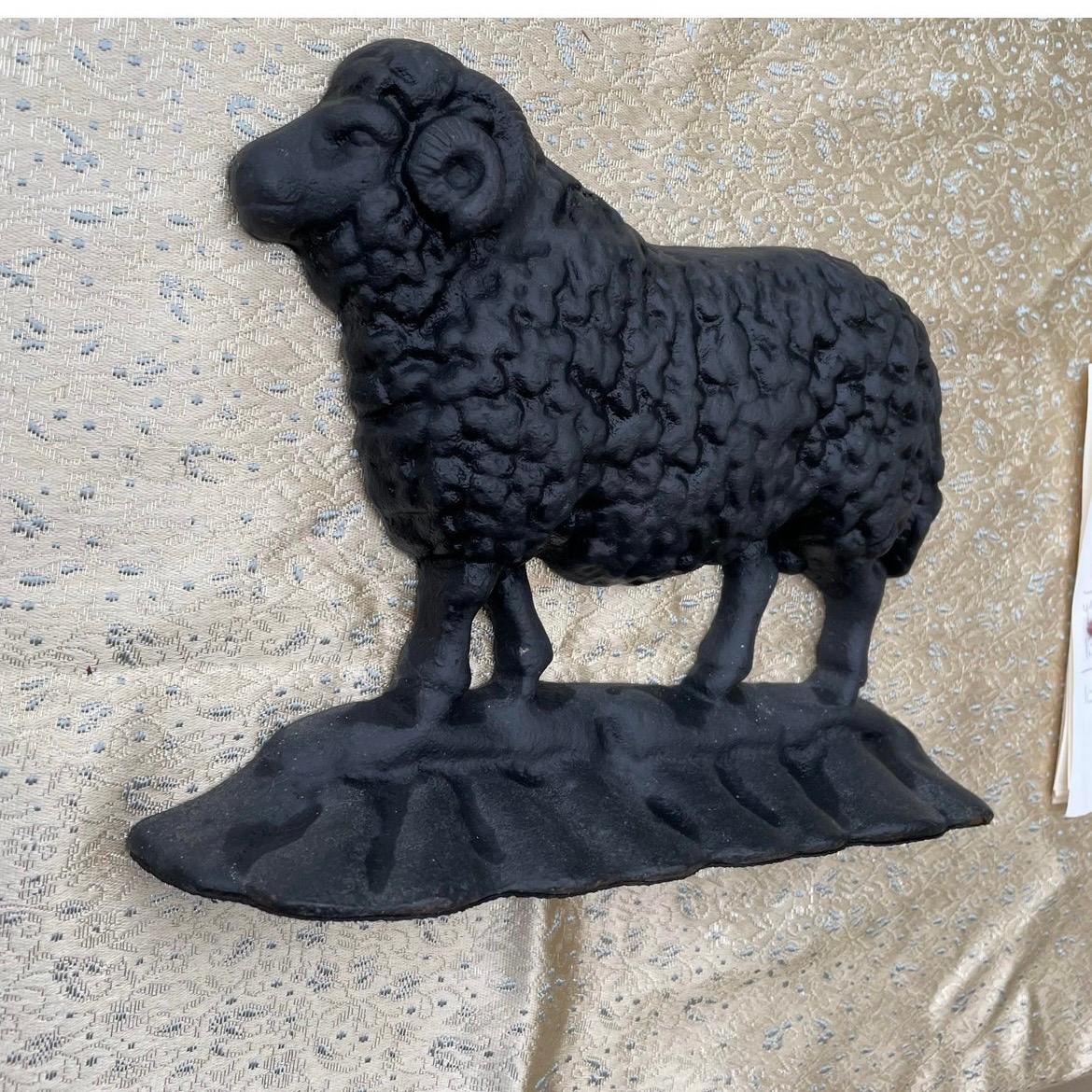 Cale-porte vintage en fonte ou en fer forgé représentant un bélier ou un mouton. Il est en très bon état et tient très bien les portes. Probablement fabriqué en Angleterre ou en Amérique au milieu ou à la fin des années 1800. L'article conserve son