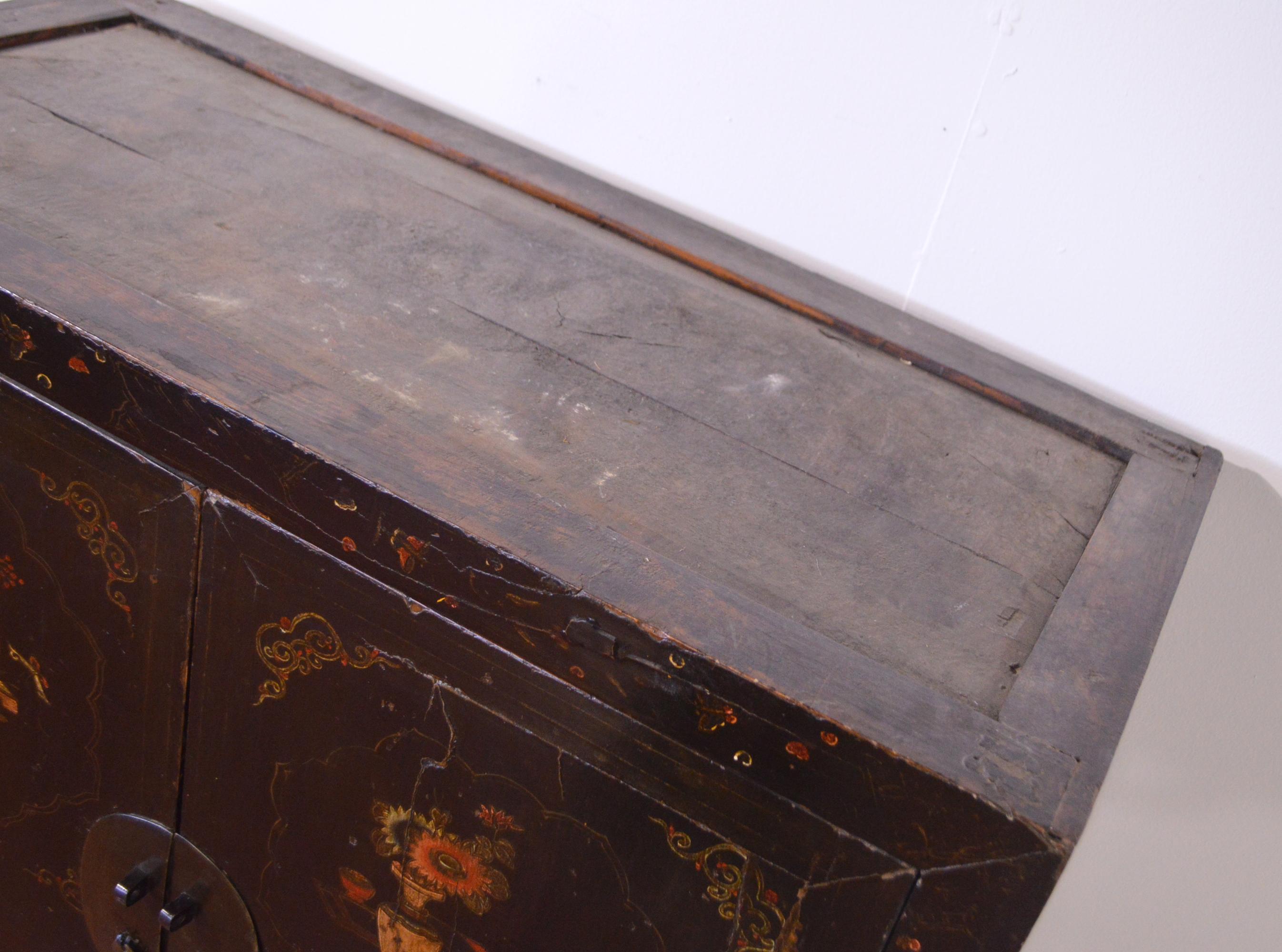 Mid-19th Century Black Lacquered Chinese Cabinet Hand-Painted For Sale 5