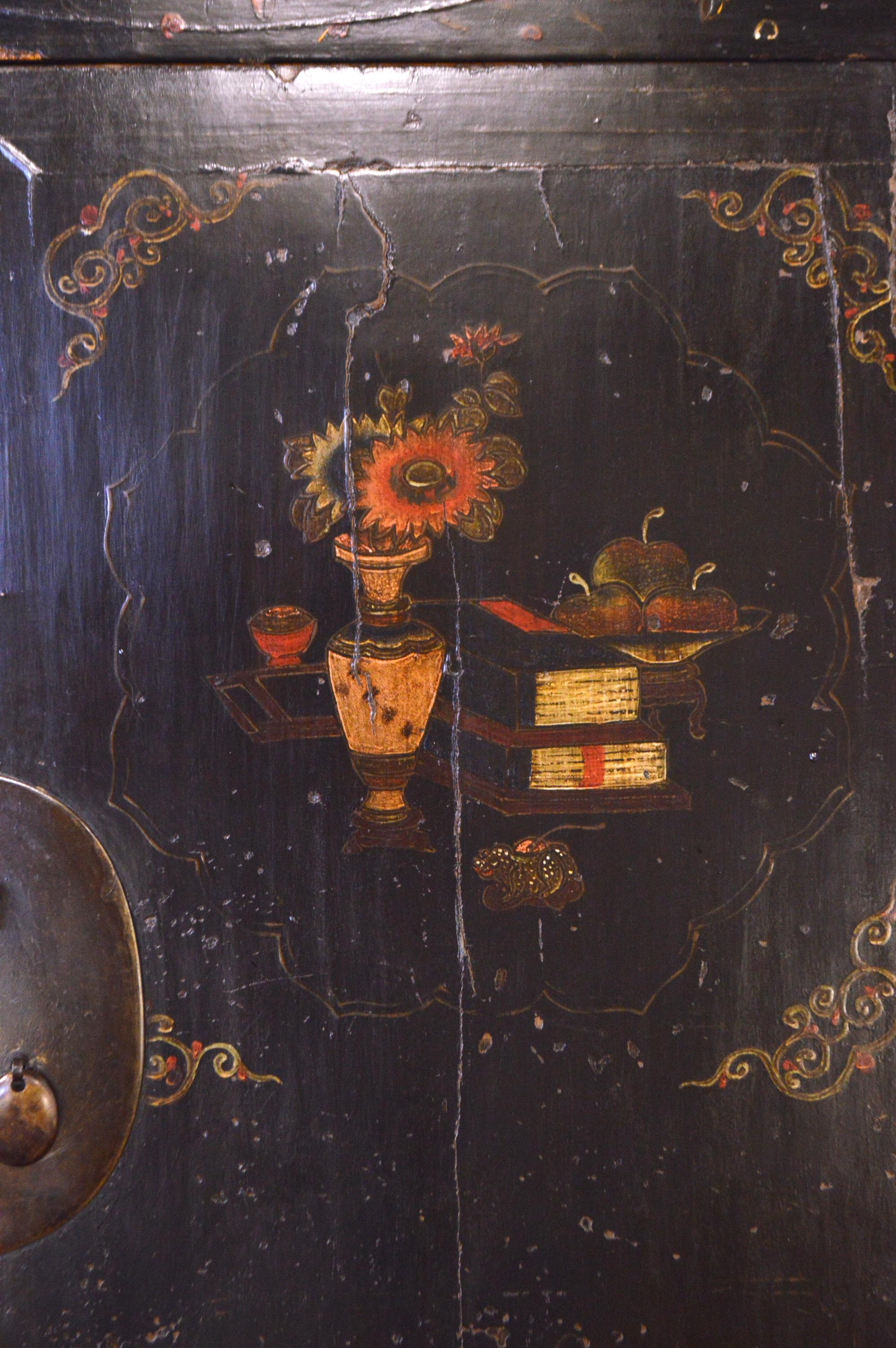 Mid-19th Century Black Lacquered Chinese Cabinet Hand-Painted In Good Condition For Sale In CILAVEGNA, IT
