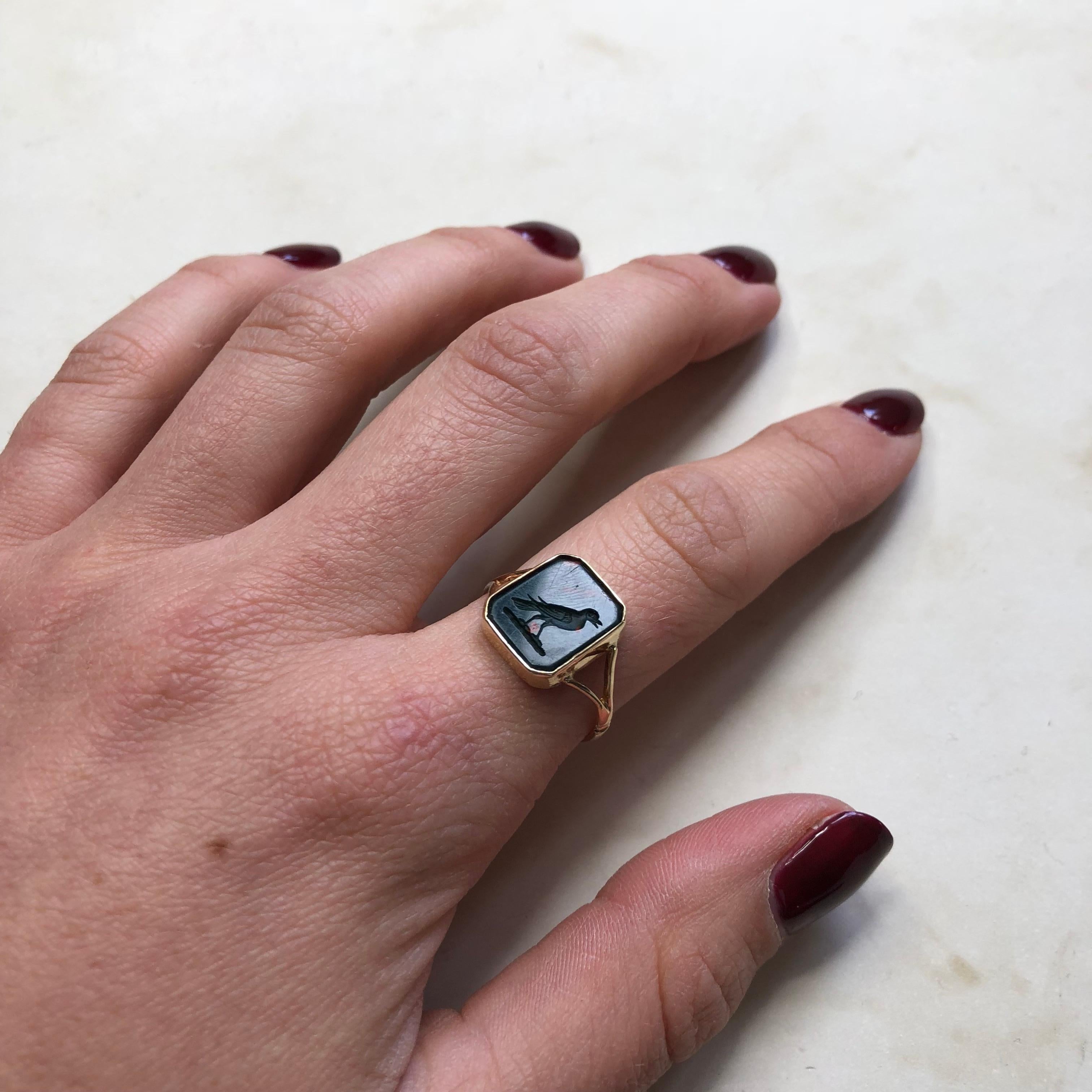 Mid-19th Century Bloodstone with Bird Engraving and 9 Carat Gold Signet Ring In Good Condition In Chipping Campden, GB