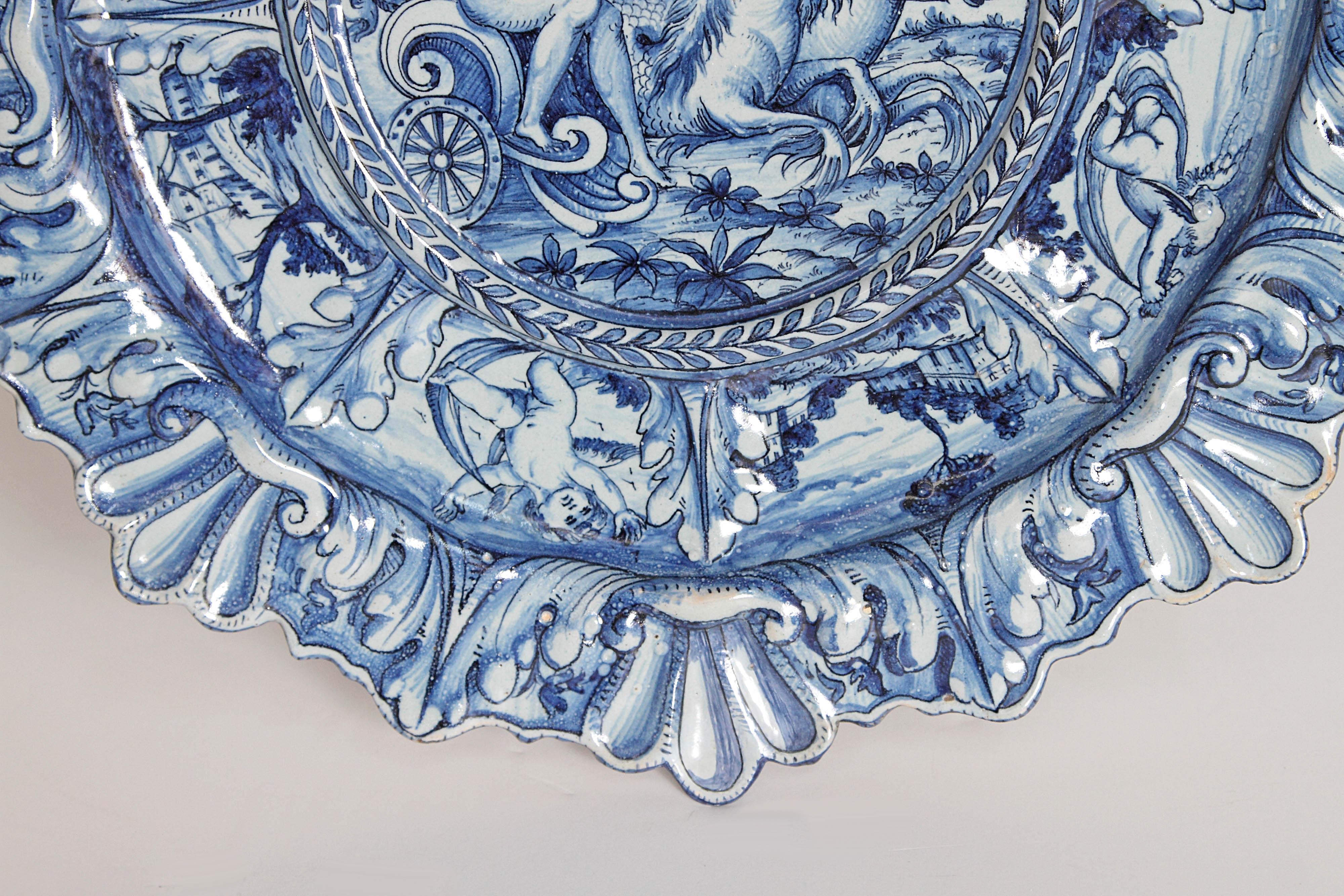 Mid-19th Century Blue and White Delft Italian Charger im Zustand „Gut“ in Dallas, TX