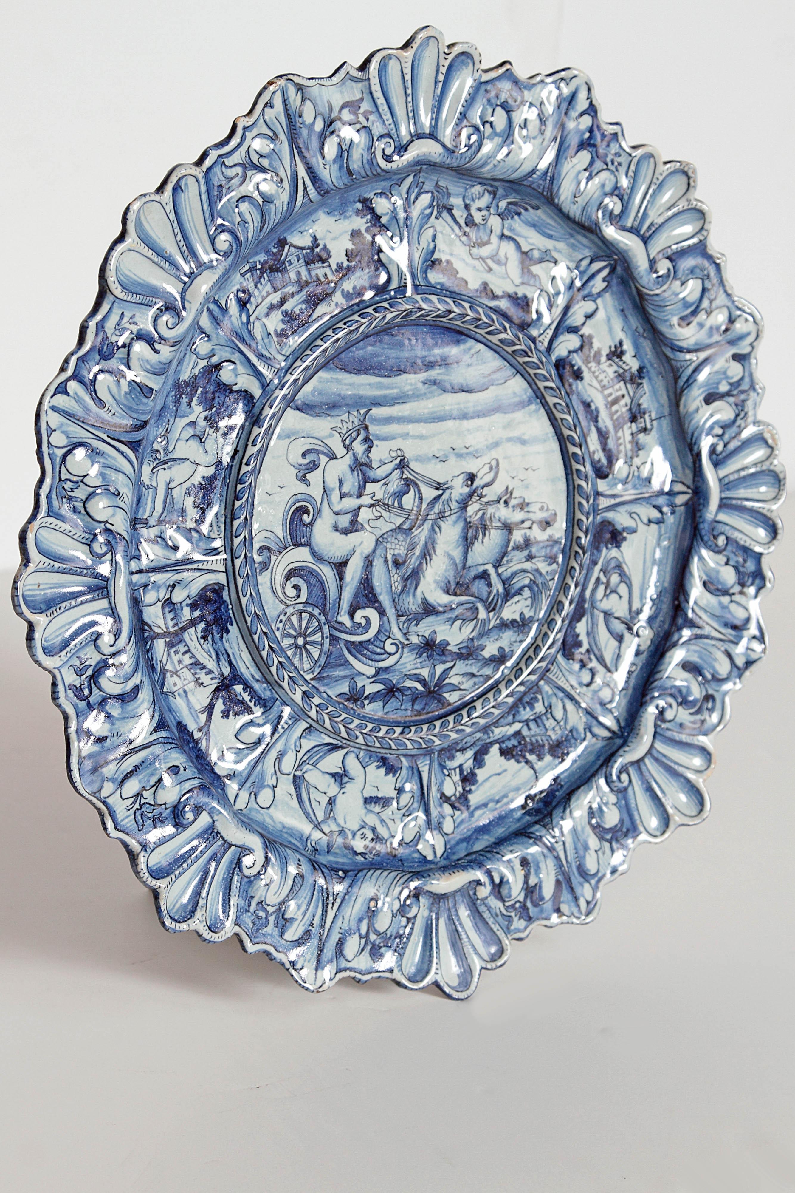 Mid-19th Century Blue and White Delft Italian Charger (19. Jahrhundert)