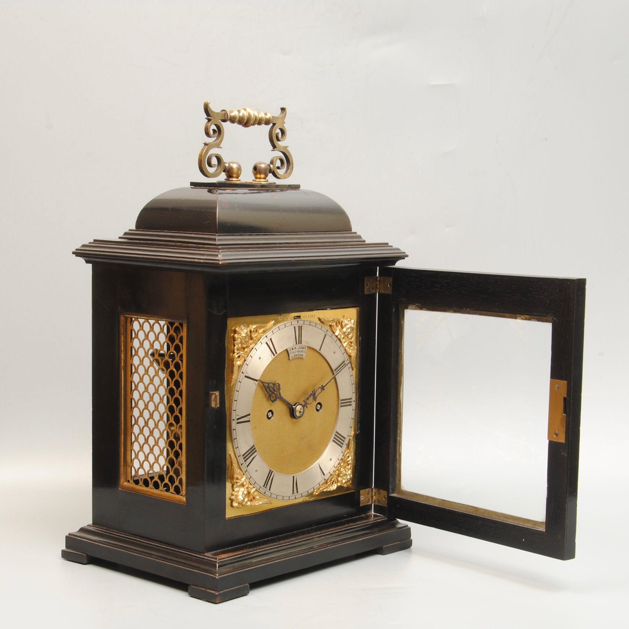 Horloge à console ébonisée à deux trains du 19e siècle par Jump, Londres. Mouvement de belle qualité, signé sur la plaque arrière.
Circa 1860
Hauteur jusqu'au sommet de la poignée