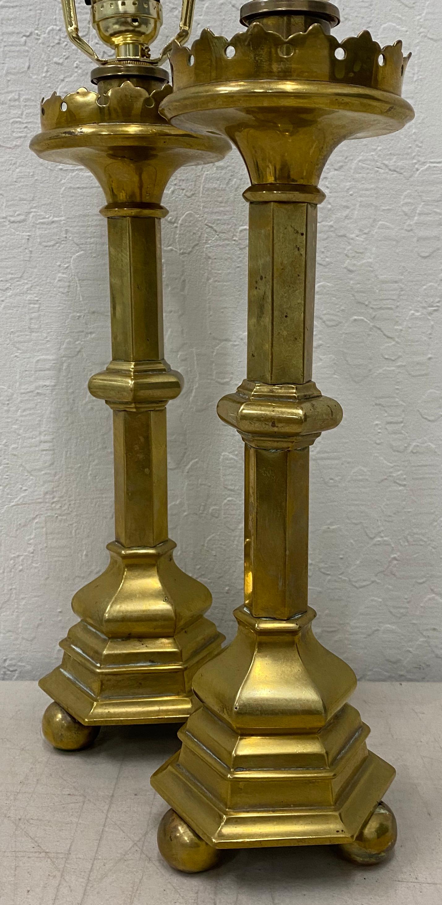 Messing-Öllampen aus der Mitte des 19. Jahrhunderts, die zu Tischlampen umfunktioniert wurden

Maße: 4