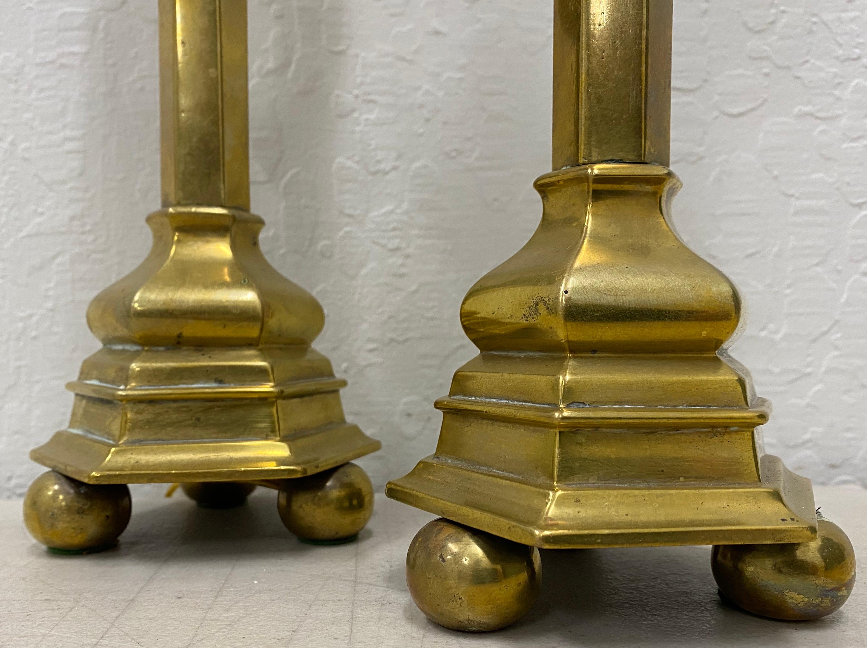 Anglais Lampes à huile en laiton du milieu du XIXe siècle transformées en lampes de bureau en vente