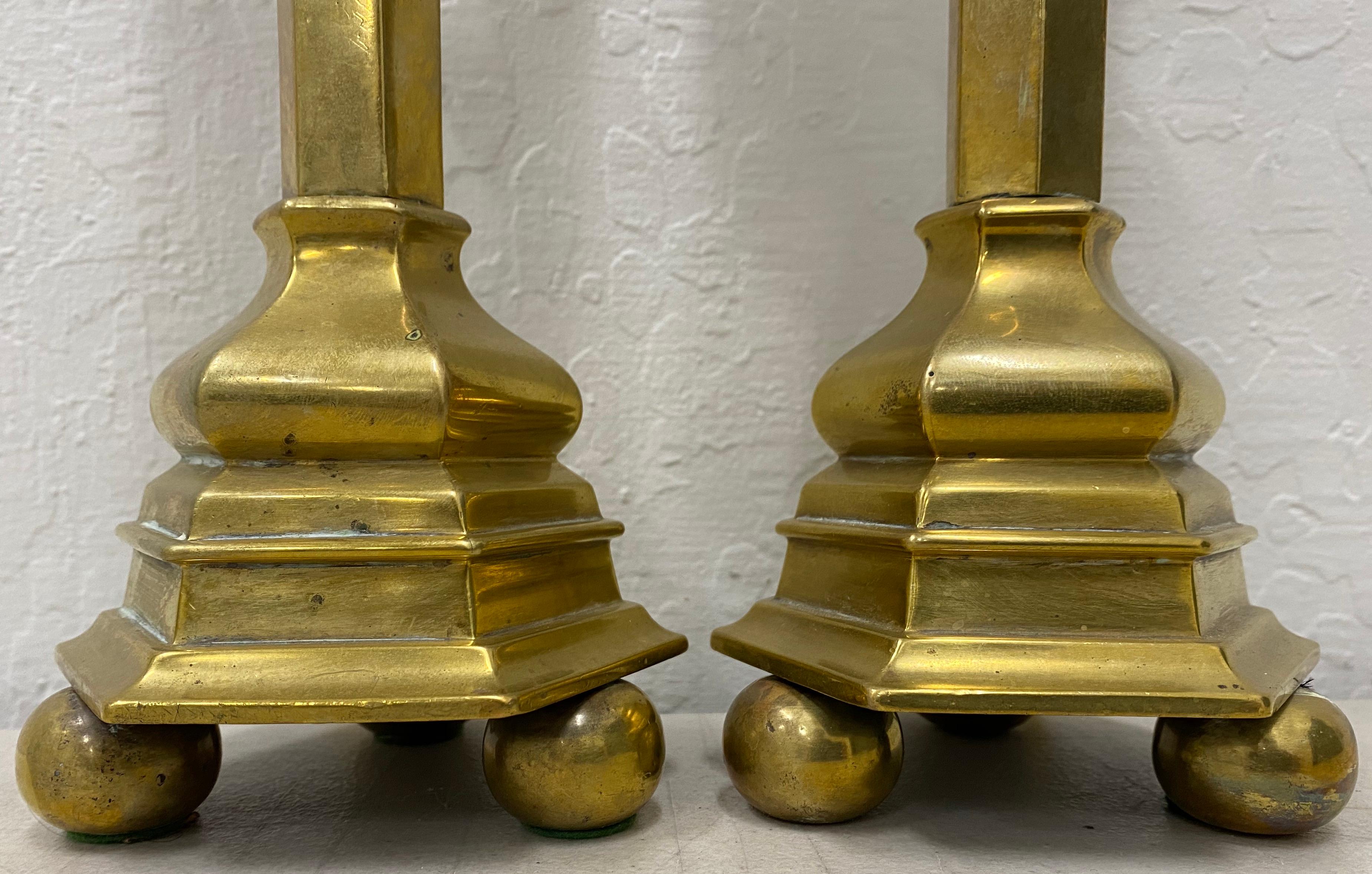 Moulage Lampes à huile en laiton du milieu du XIXe siècle transformées en lampes de bureau en vente