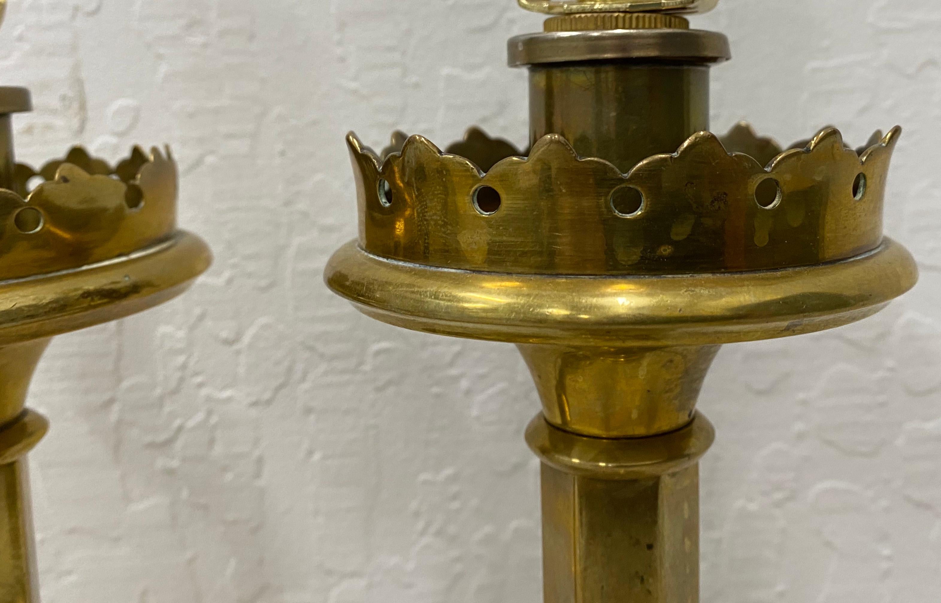 Laiton Lampes à huile en laiton du milieu du XIXe siècle transformées en lampes de bureau en vente