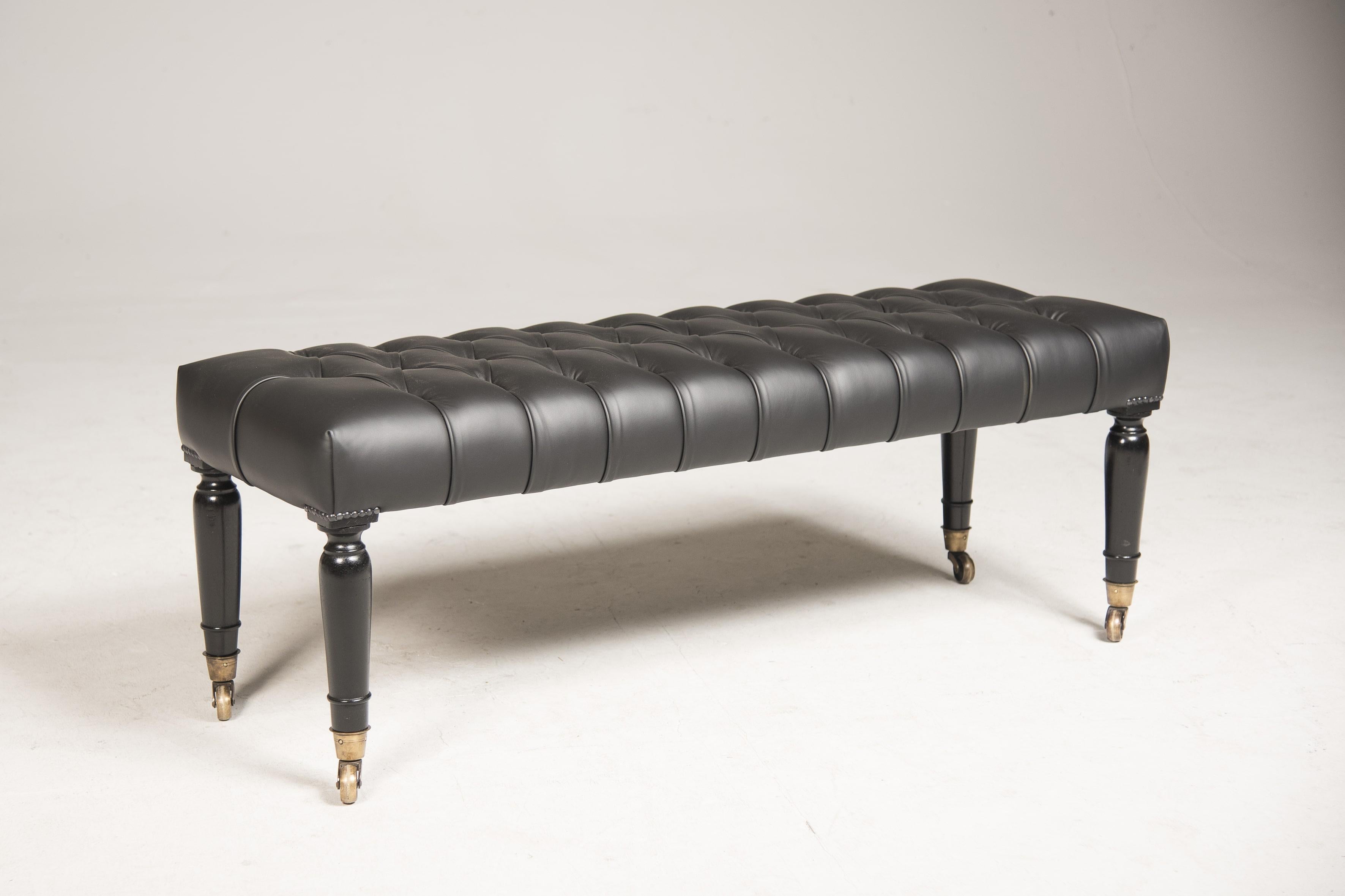 Bench mid '800 France - in ebonized walnut.

Brass ferrules and castors in perfect working order.

Replaced padding in first grain leather capitone.

Pad polishing.