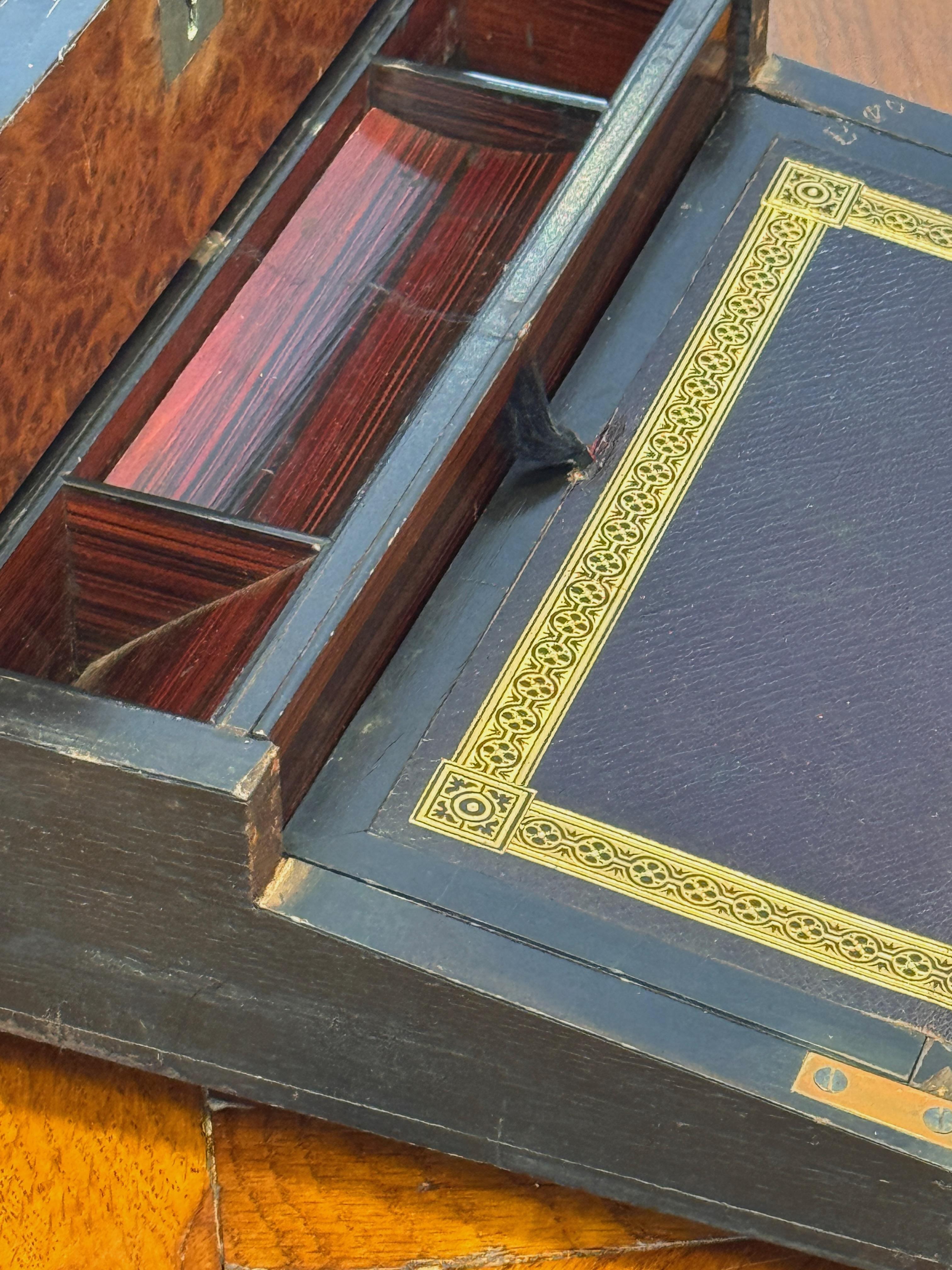 Boîte à bijoux de voyage en loupe d'if et amboyna de l'Empire britannique du milieu du 19e siècle en vente 3