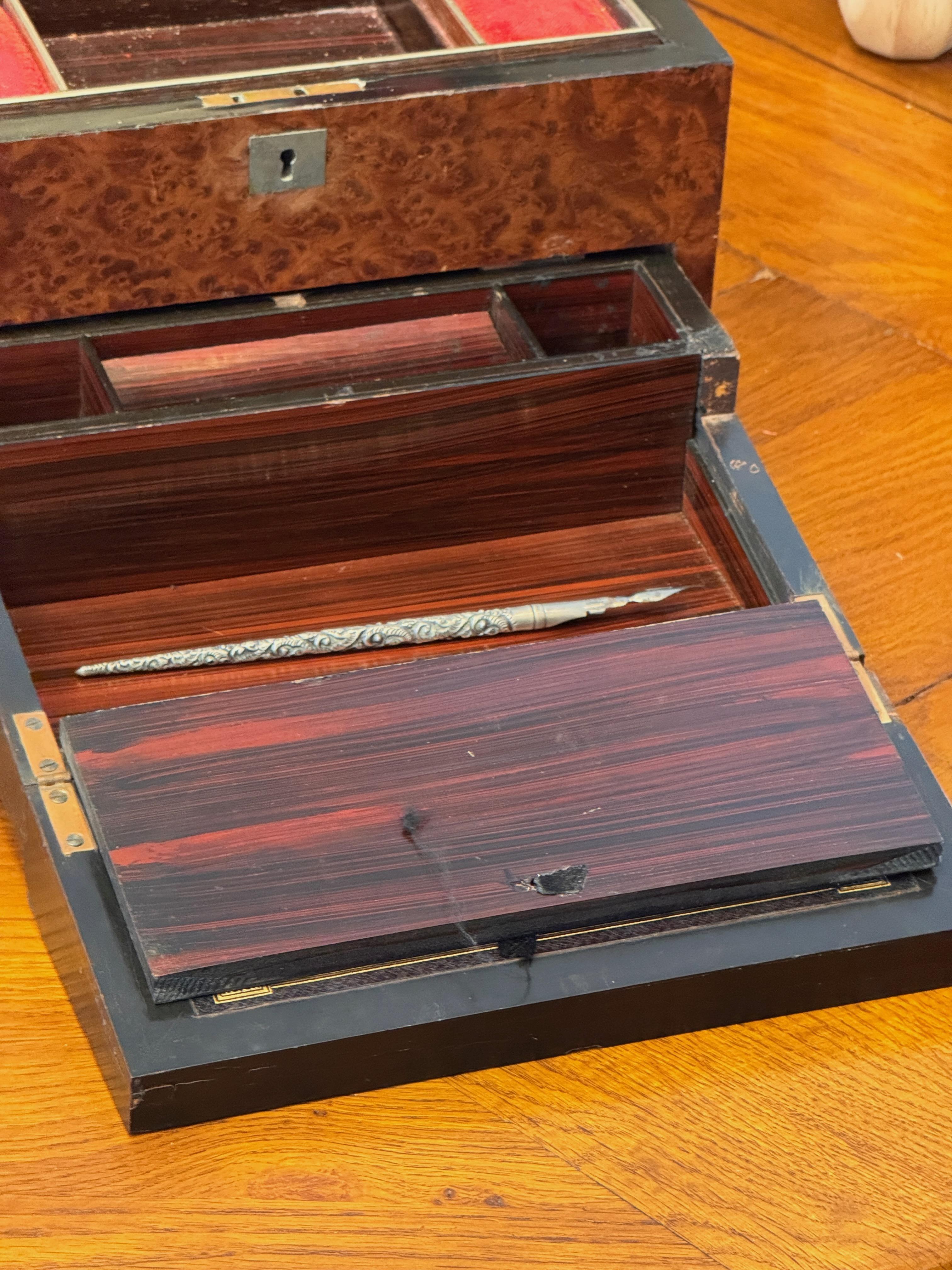 Boîte à bijoux de voyage en loupe d'if et amboyna de l'Empire britannique du milieu du 19e siècle en vente 4