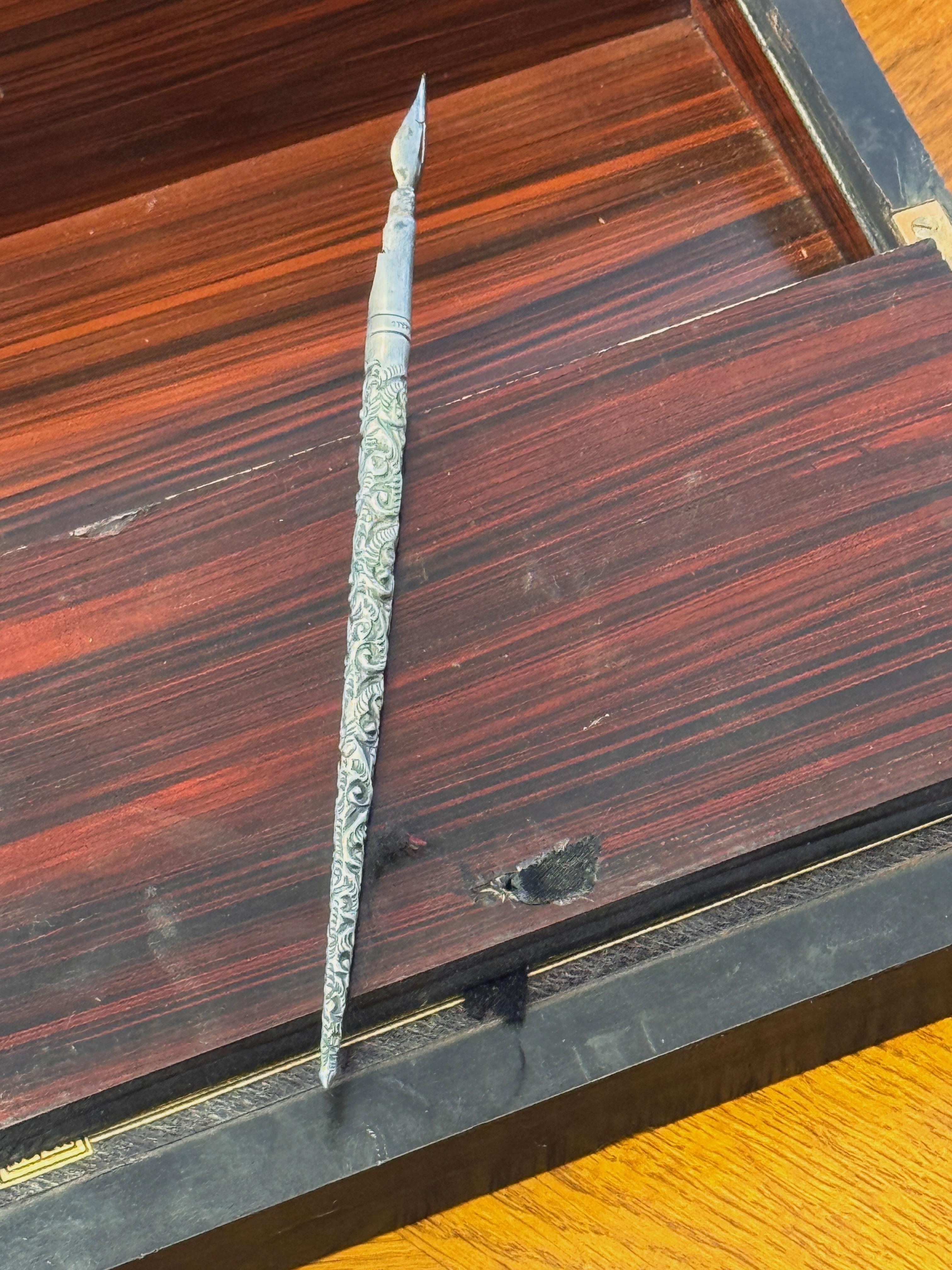 Boîte à bijoux de voyage en loupe d'if et amboyna de l'Empire britannique du milieu du 19e siècle en vente 5