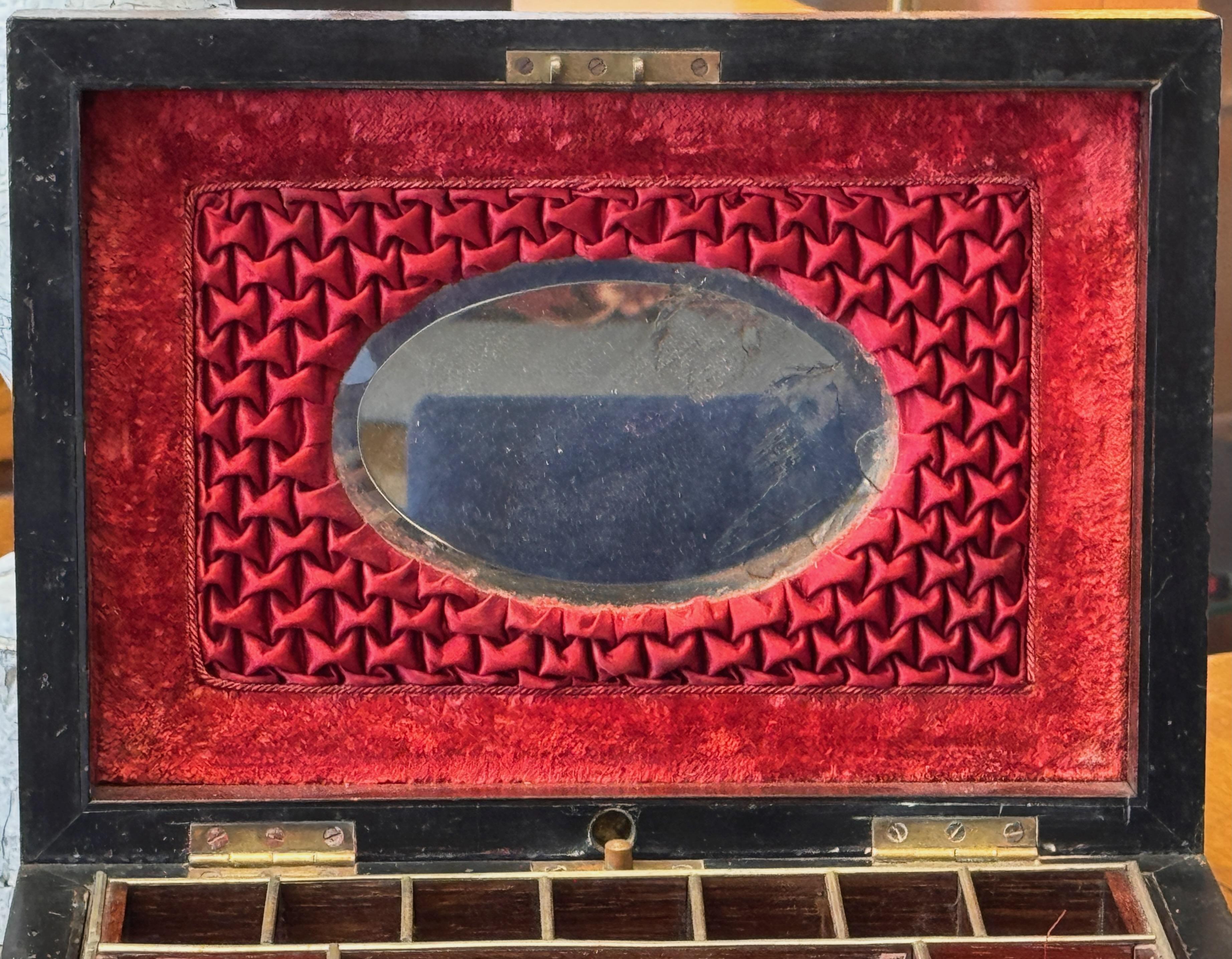 Boîte à bijoux de voyage en loupe d'if et amboyna de l'Empire britannique du milieu du 19e siècle en vente 6