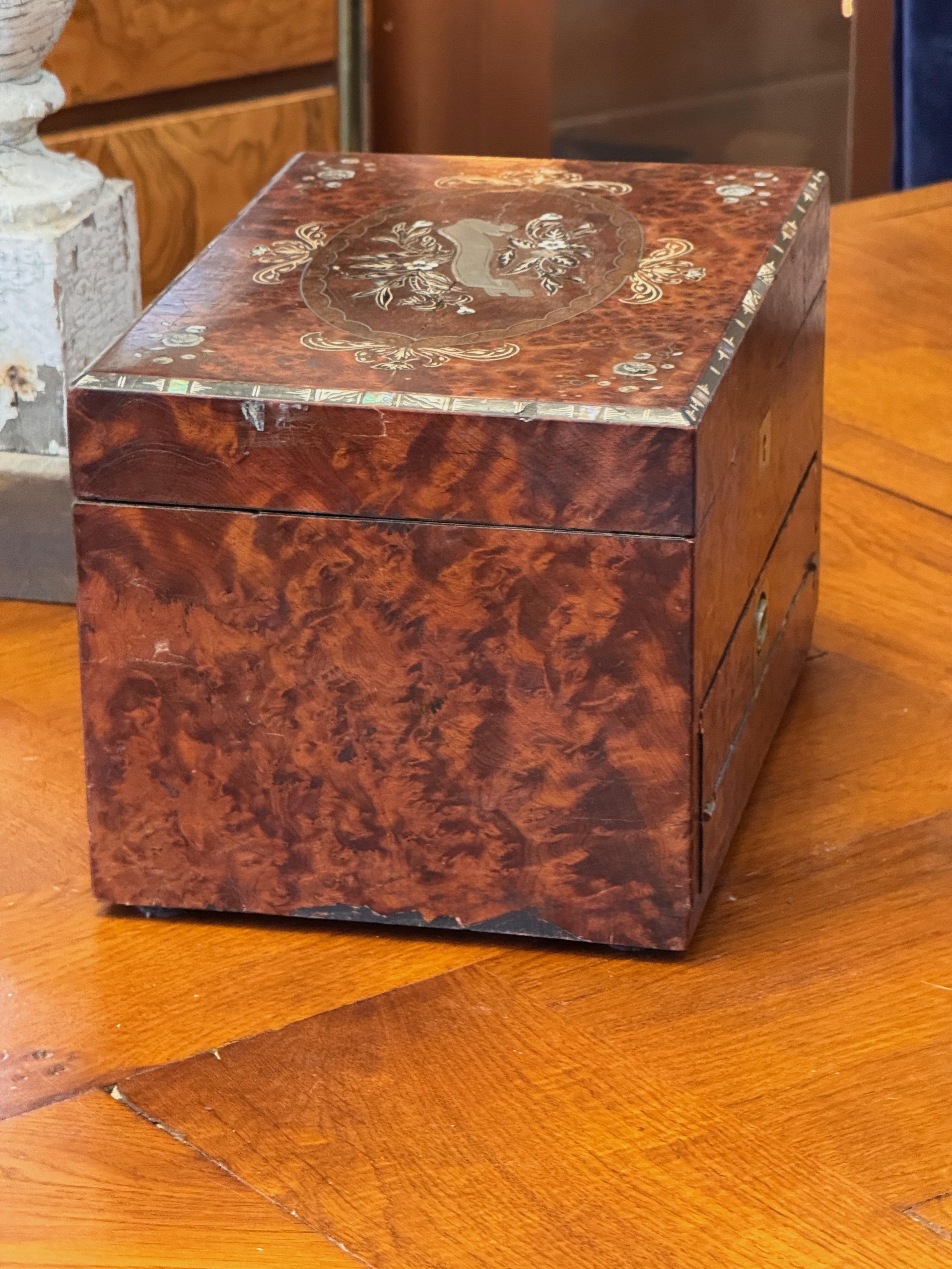 Boîte à bijoux de voyage en loupe d'if et amboyna de l'Empire britannique du milieu du 19e siècle en vente 7