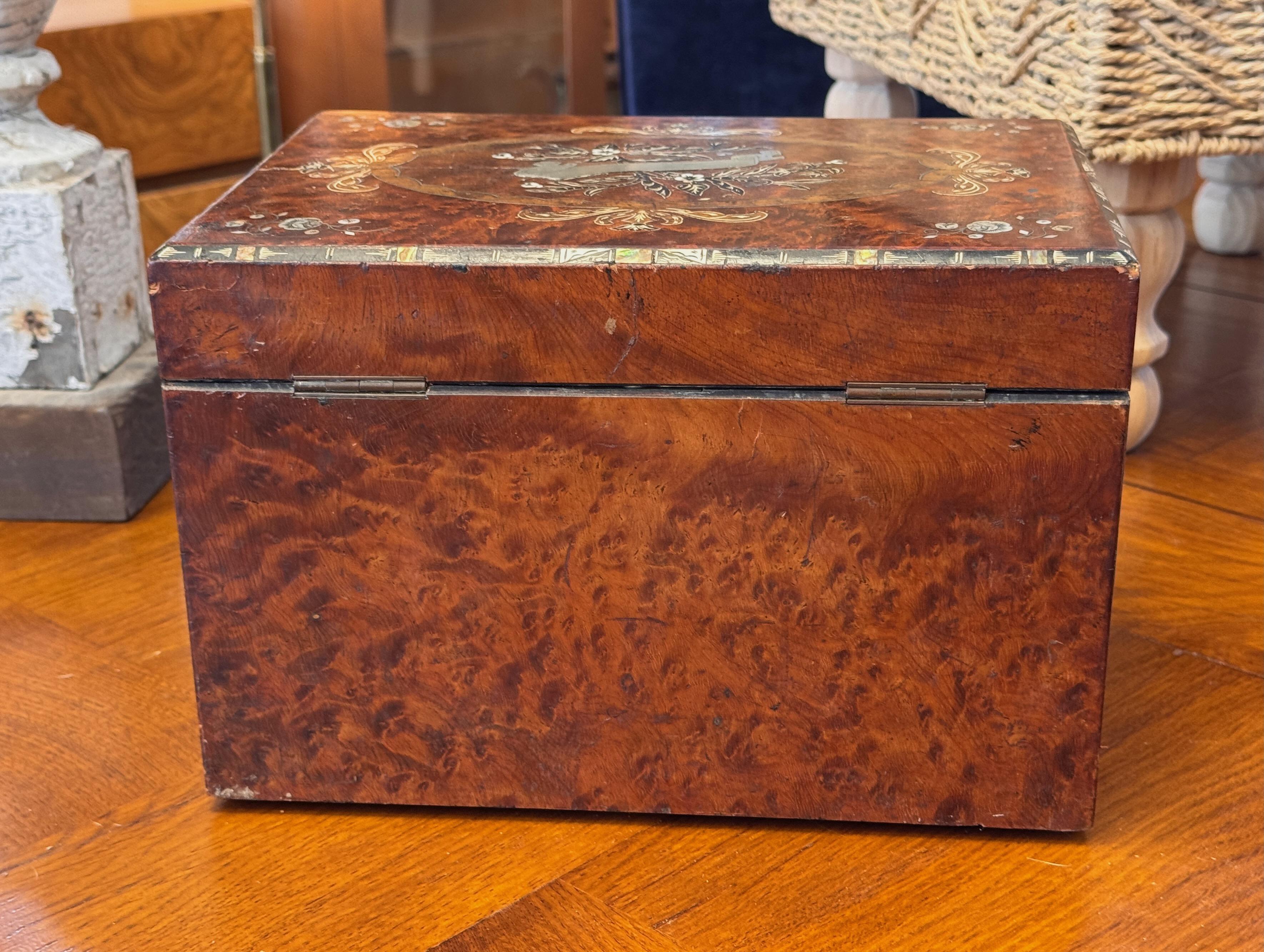 Boîte à bijoux de voyage en loupe d'if et amboyna de l'Empire britannique du milieu du 19e siècle en vente 8