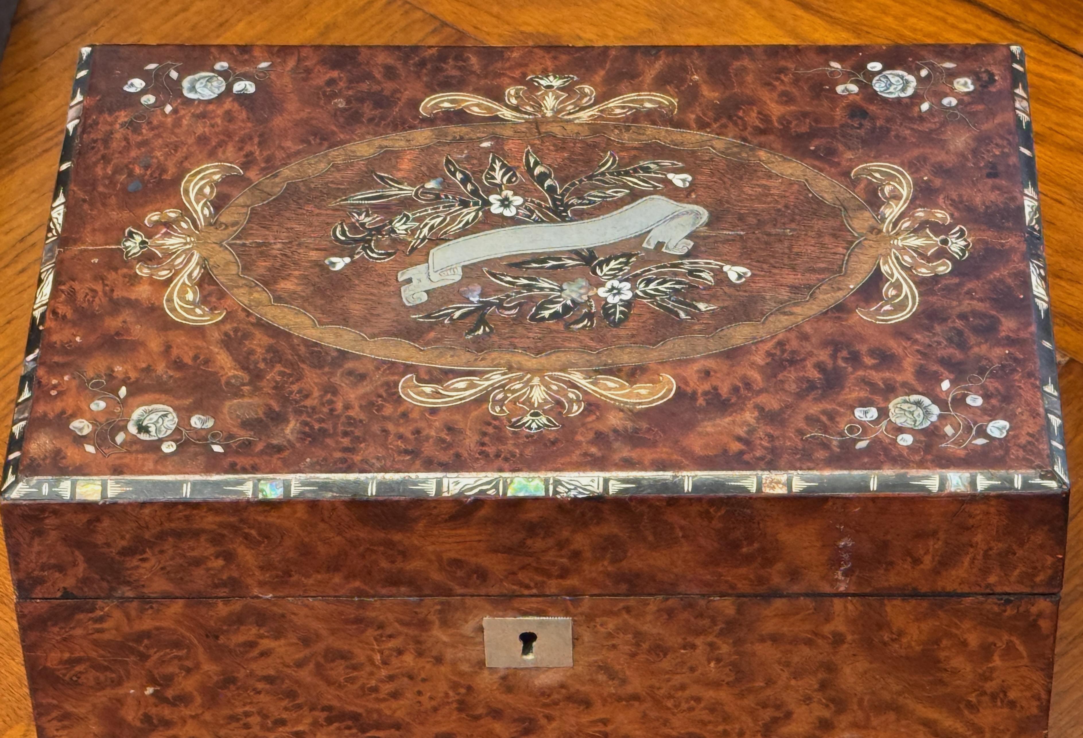 Anglais Boîte à bijoux de voyage en loupe d'if et amboyna de l'Empire britannique du milieu du 19e siècle en vente