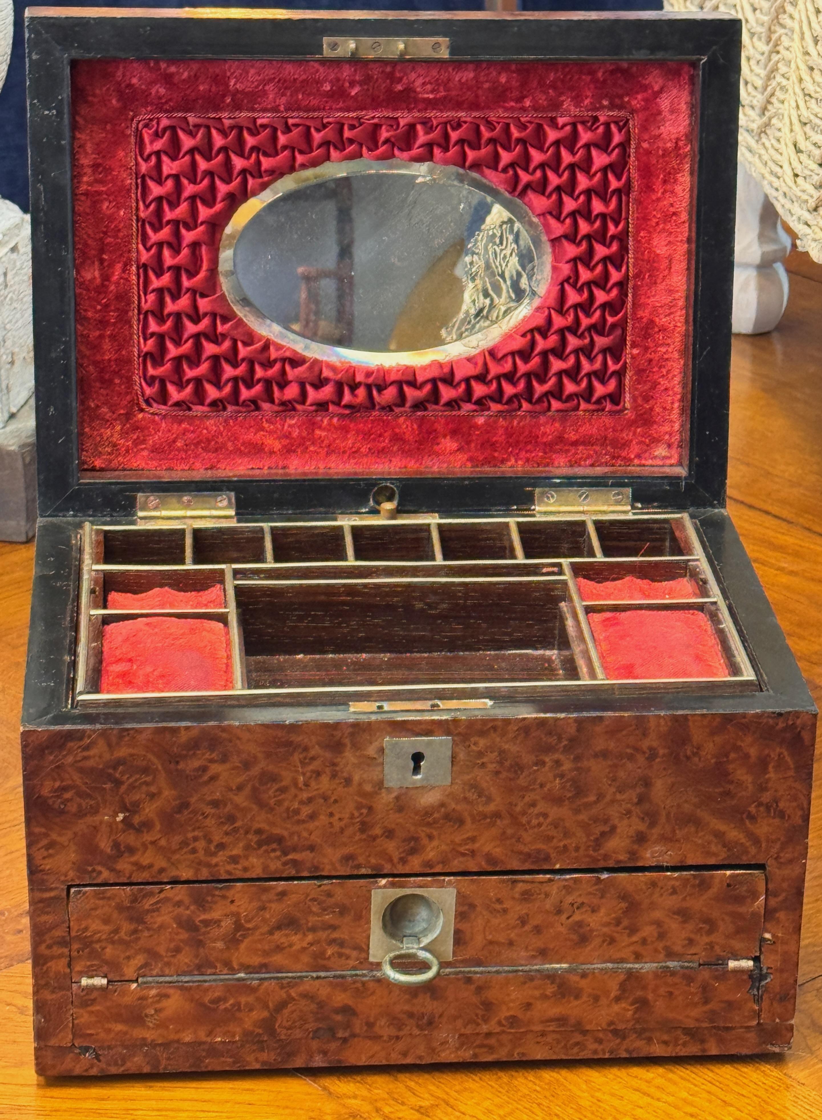 Sculpté Boîte à bijoux de voyage en loupe d'if et amboyna de l'Empire britannique du milieu du 19e siècle en vente