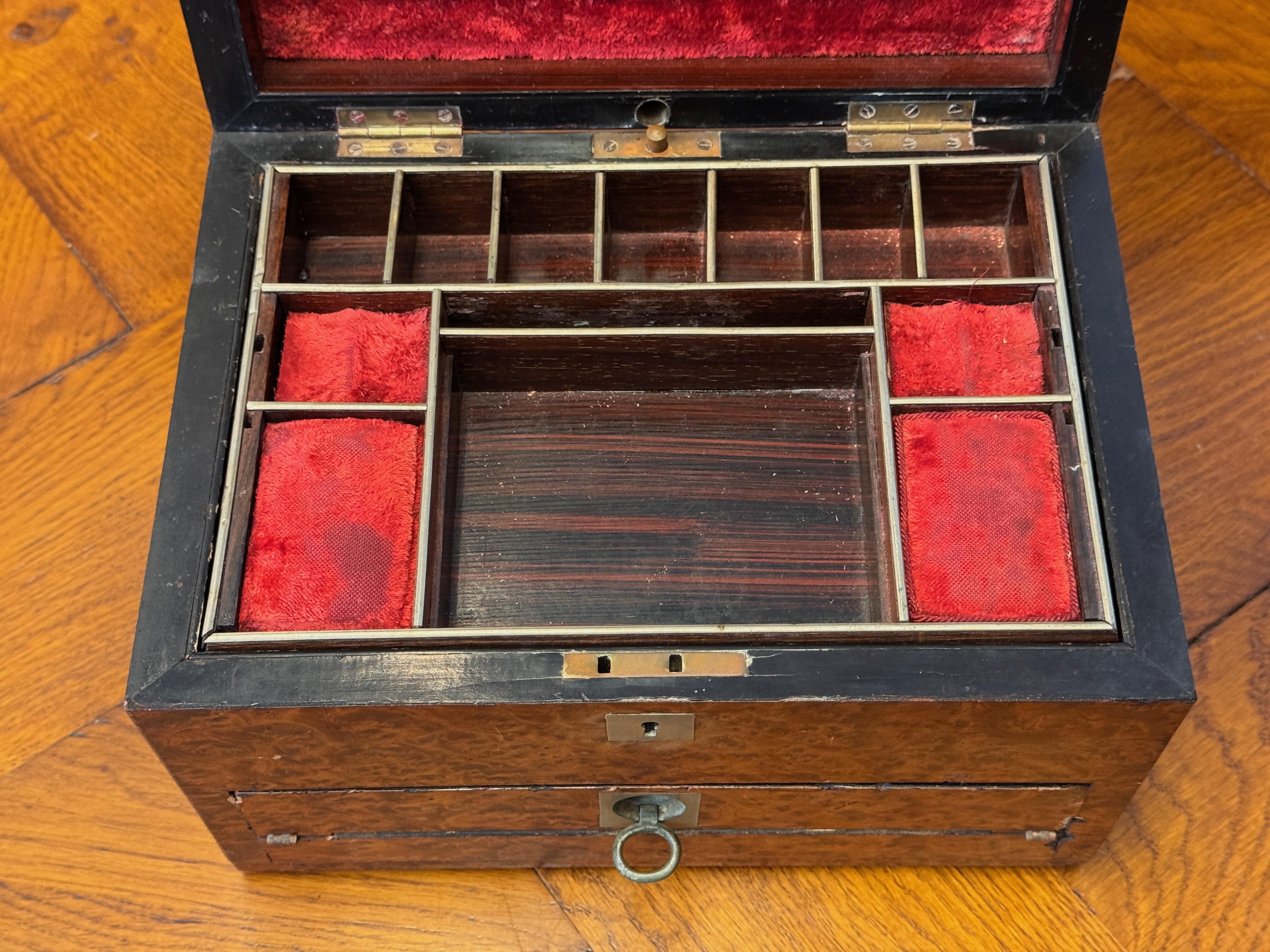 Boîte à bijoux de voyage en loupe d'if et amboyna de l'Empire britannique du milieu du 19e siècle Bon état - En vente à Middleburg, VA