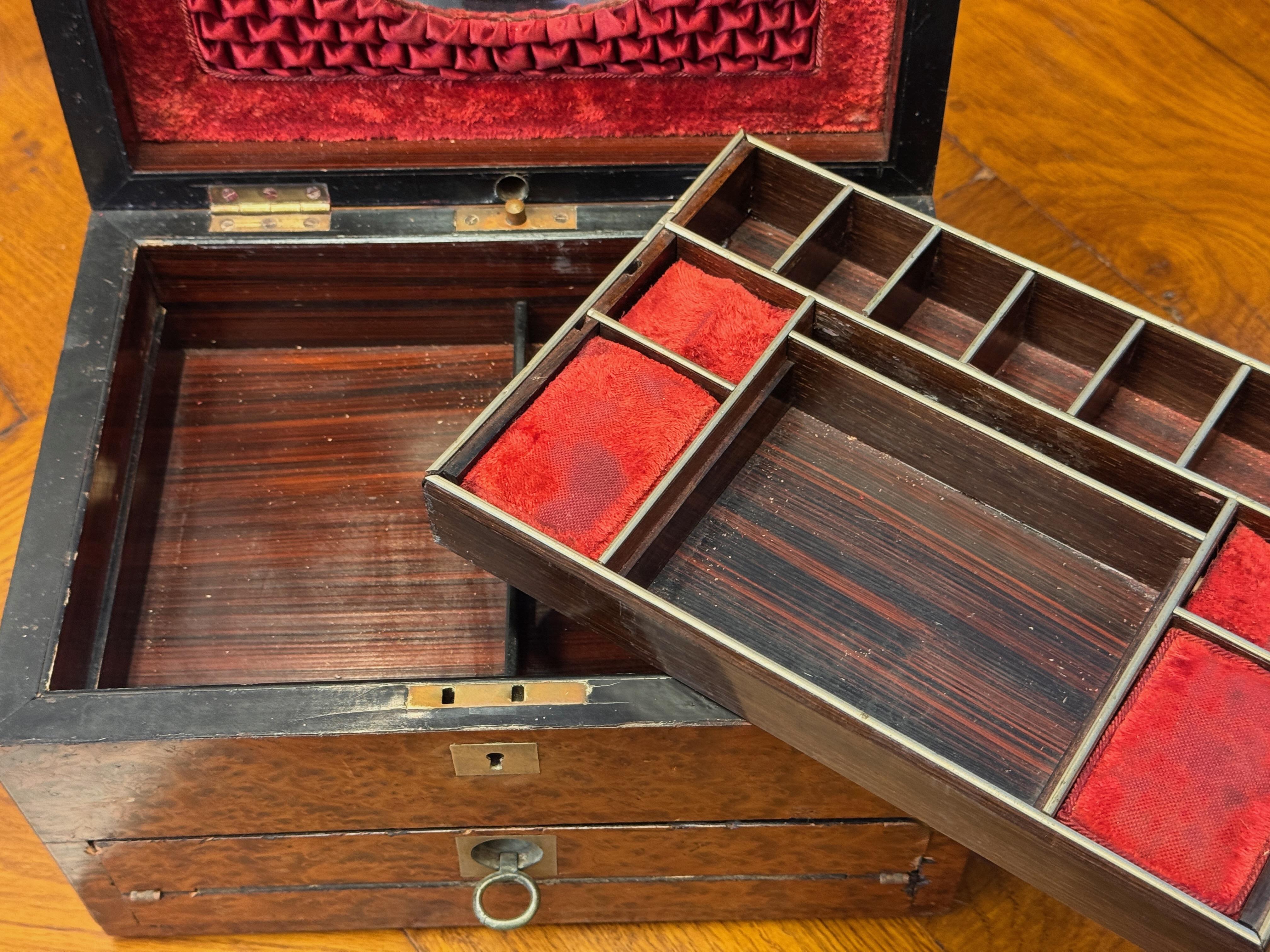 XIXe siècle Boîte à bijoux de voyage en loupe d'if et amboyna de l'Empire britannique du milieu du 19e siècle en vente