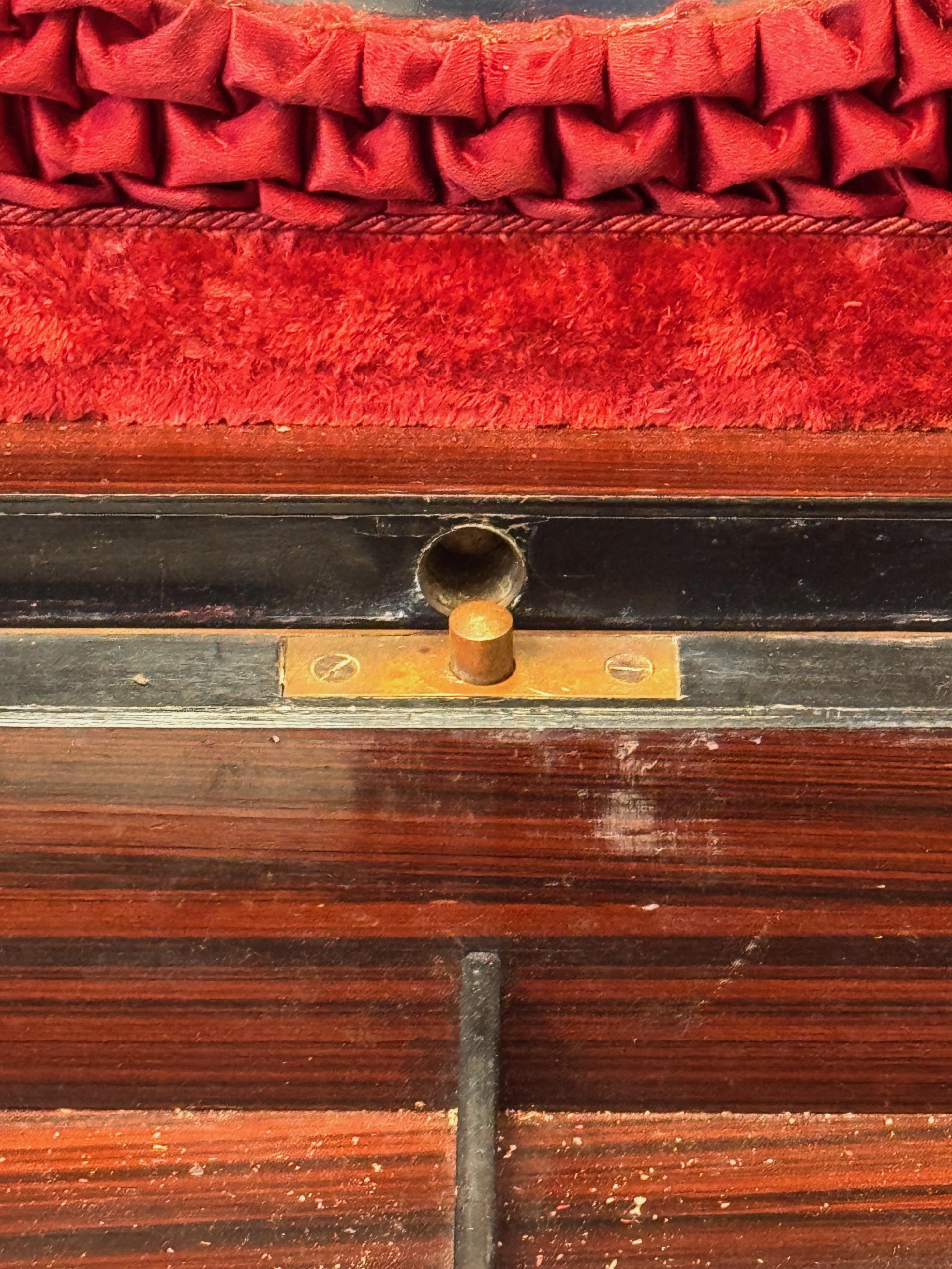 Métal Boîte à bijoux de voyage en loupe d'if et amboyna de l'Empire britannique du milieu du 19e siècle en vente