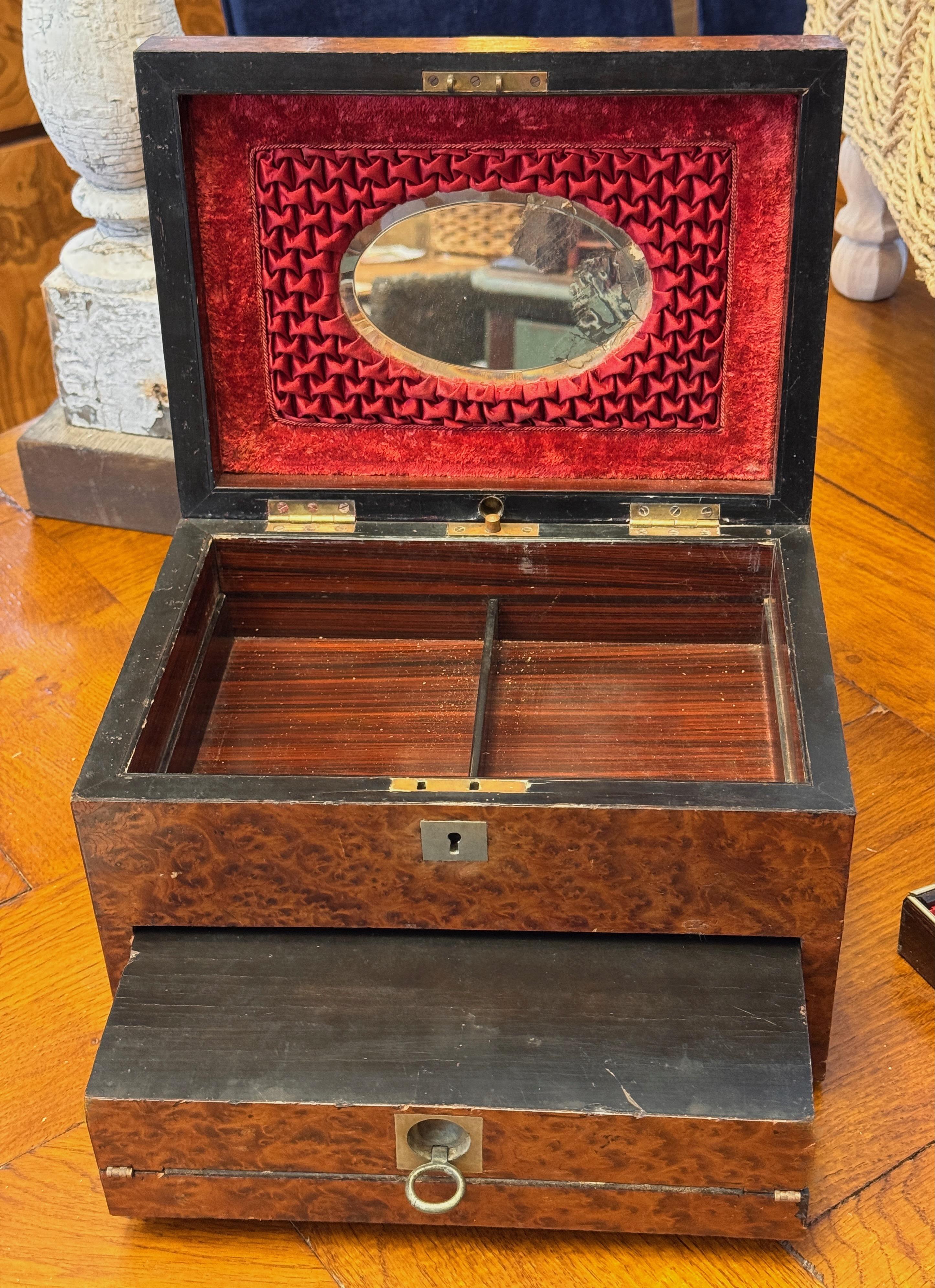 Boîte à bijoux de voyage en loupe d'if et amboyna de l'Empire britannique du milieu du 19e siècle en vente 1