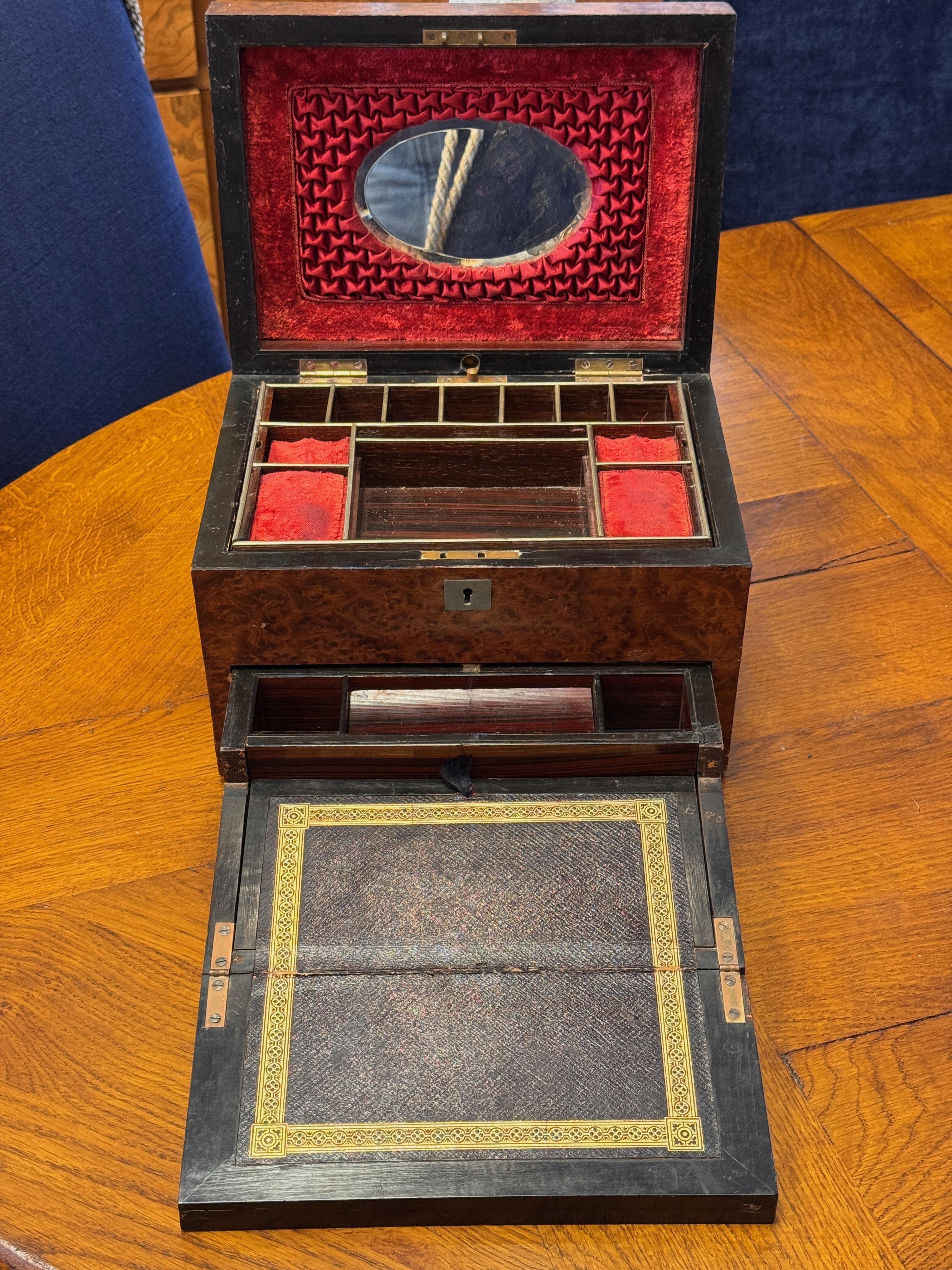 Boîte à bijoux de voyage en loupe d'if et amboyna de l'Empire britannique du milieu du 19e siècle en vente 2