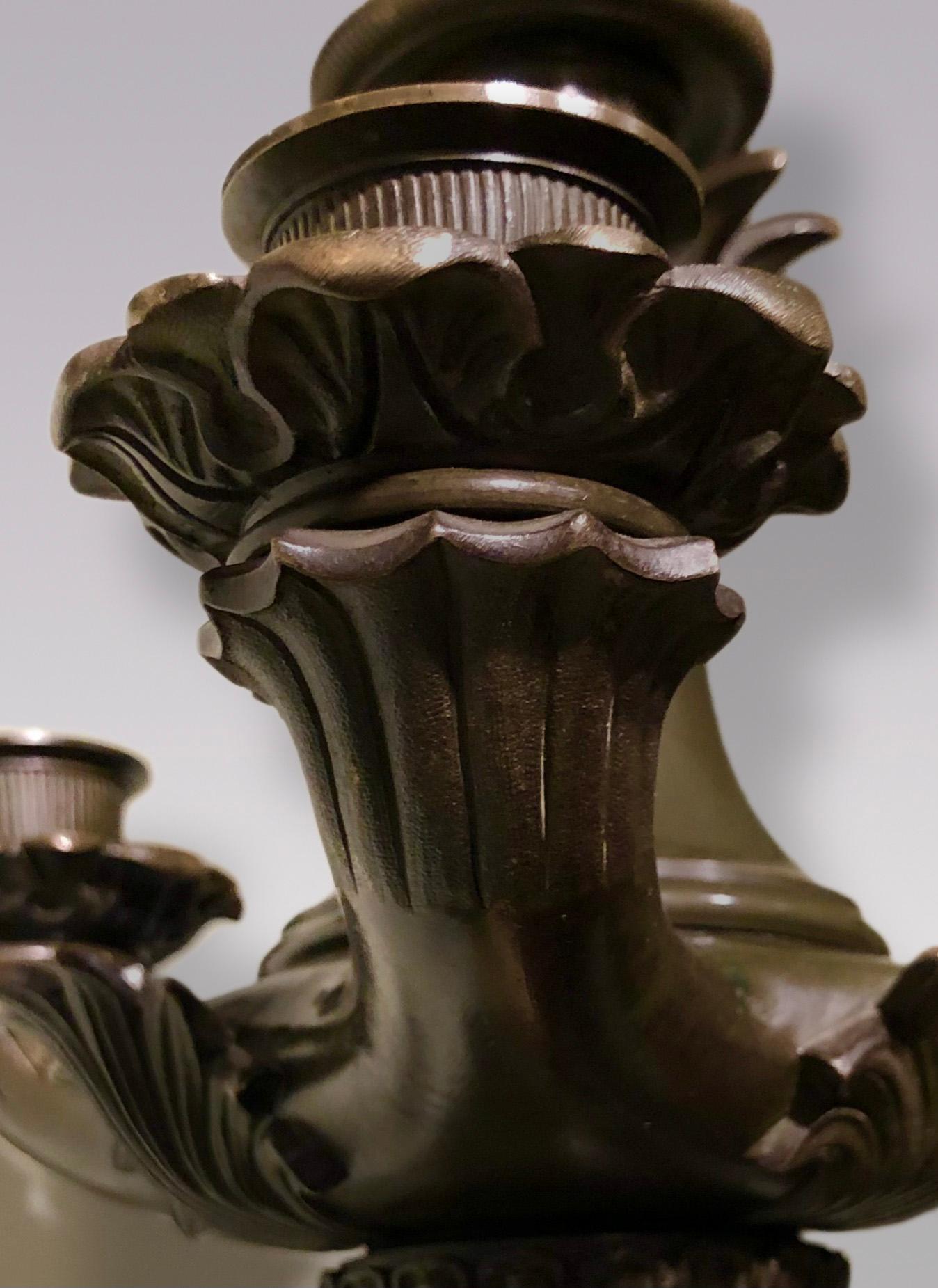 Vittoriano Candelabro a quattro luci in bronzo e marmo della metà del XIX secolo in vendita