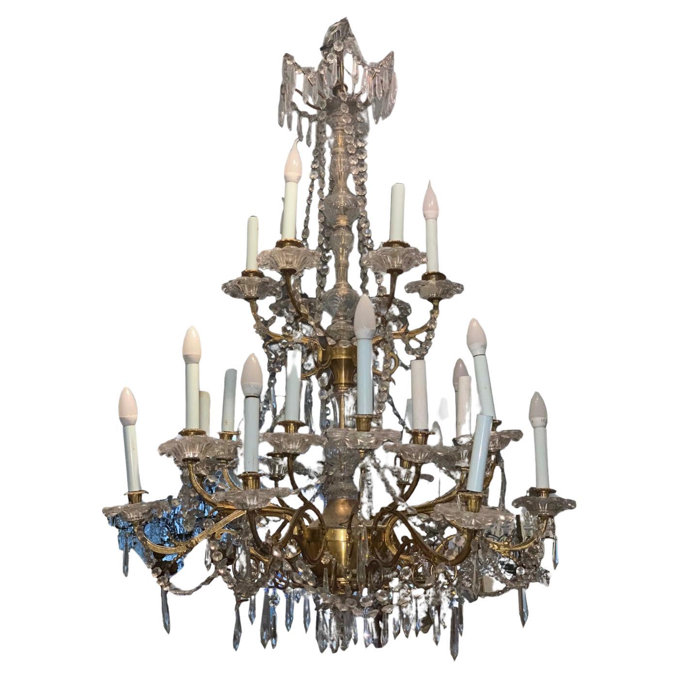 CHANDELIER EN BRONZE AVEC CRISTAUX DU MILIEU DU 19e SIÈCLE