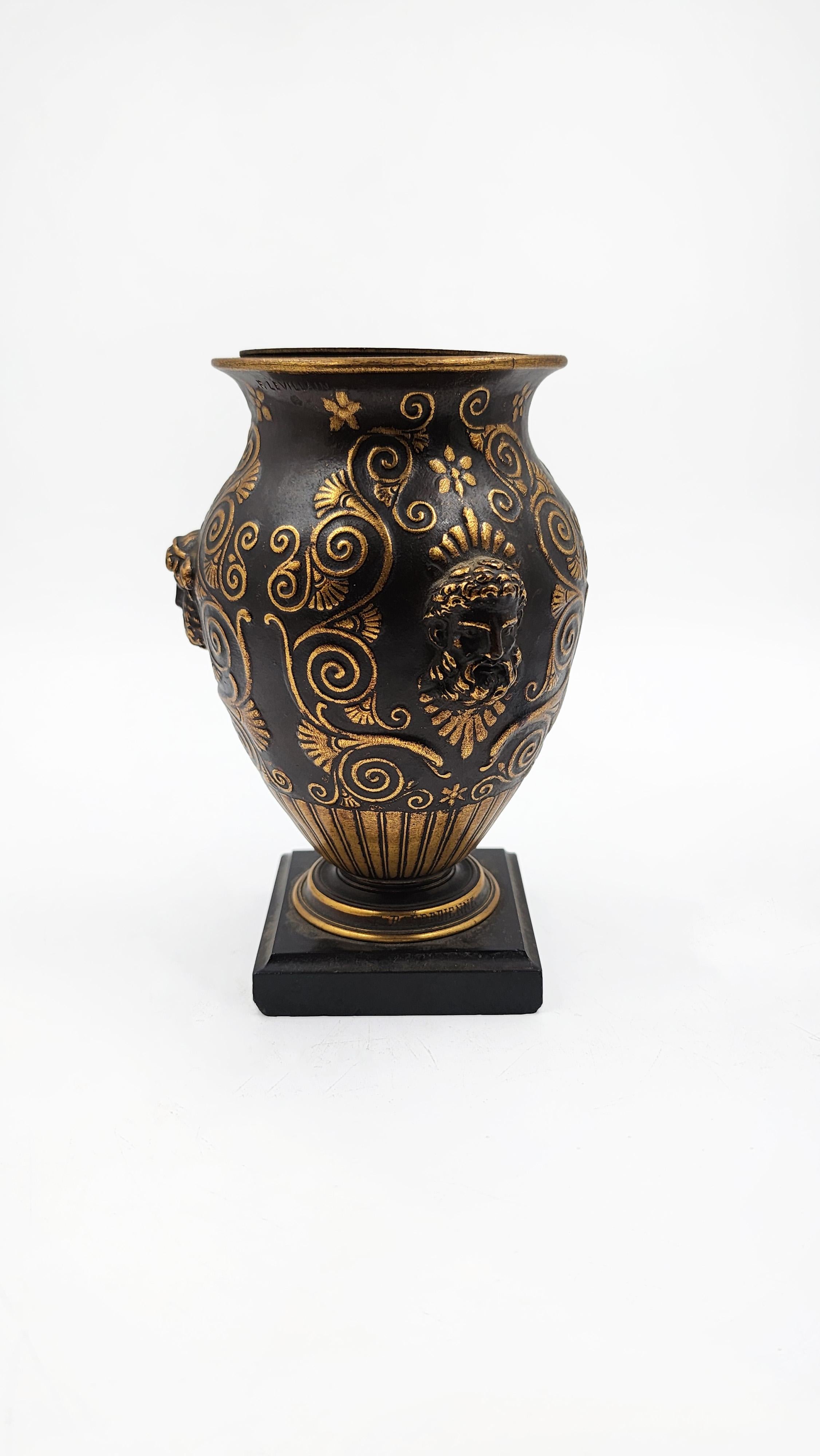 Mid-19th-century bronze mini vase signed by Ferdinand Barbedienne (Französisch) im Angebot
