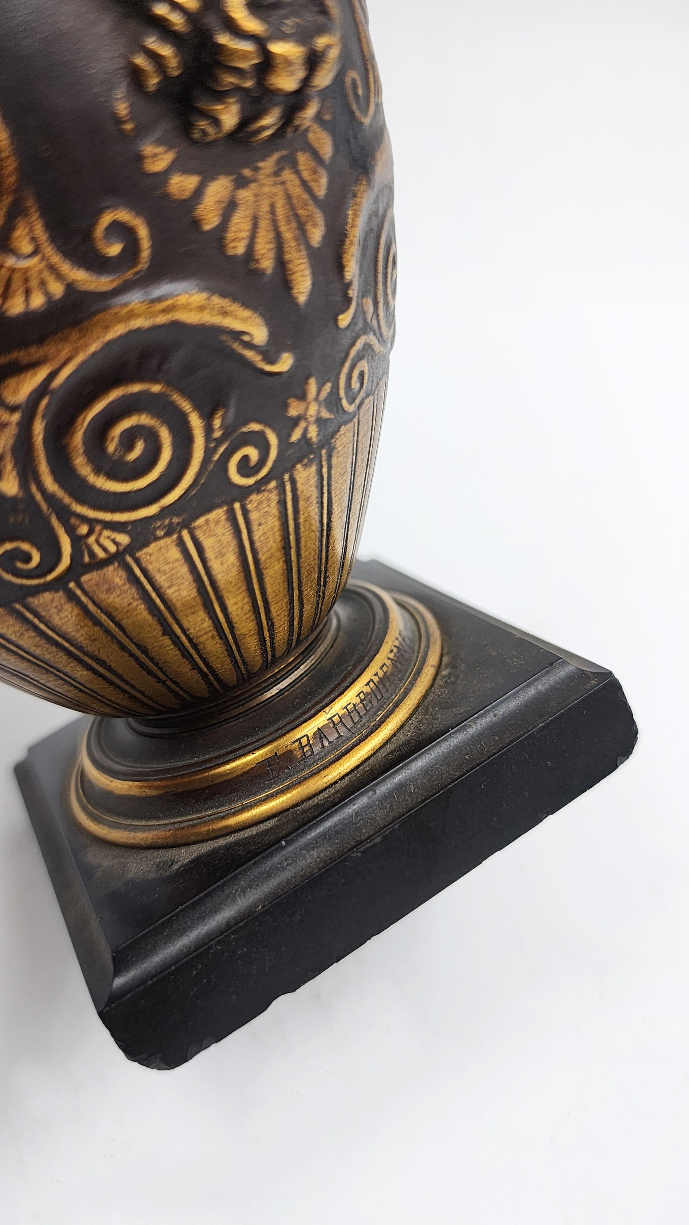 Mid-19th-century bronze mini vase signed by Ferdinand Barbedienne (Handgefertigt) im Angebot