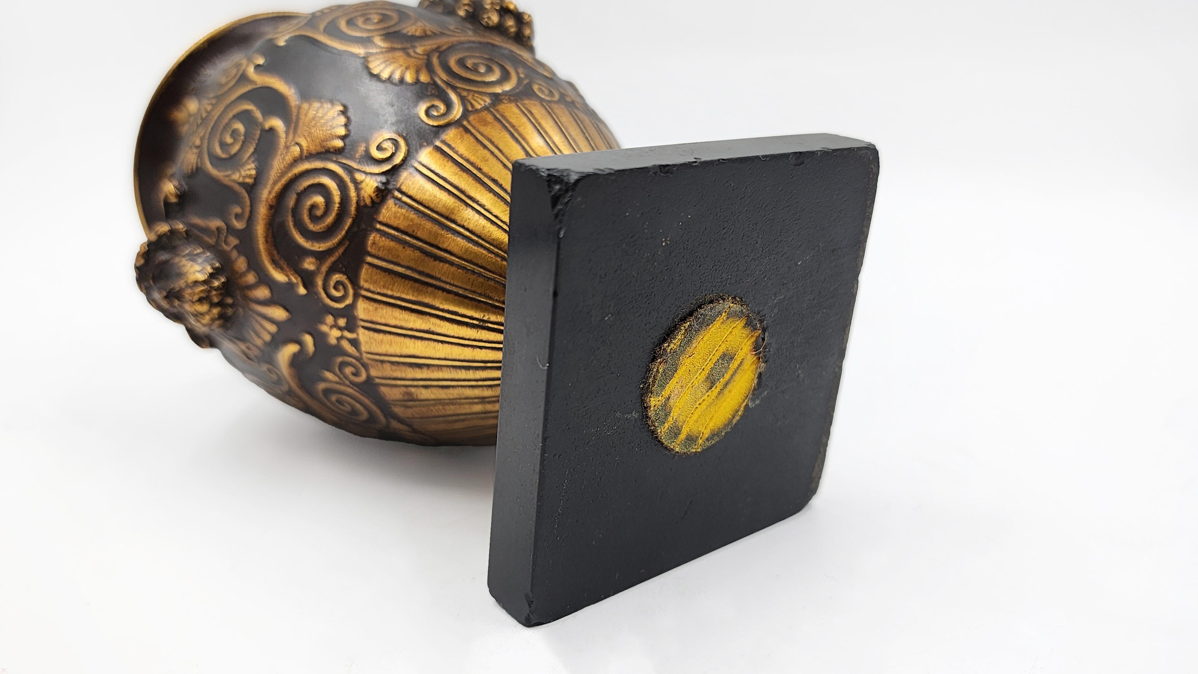 Mid-19th-century bronze mini vase signed by Ferdinand Barbedienne im Zustand „Gut“ im Angebot in Autonomous City Buenos Aires, CABA